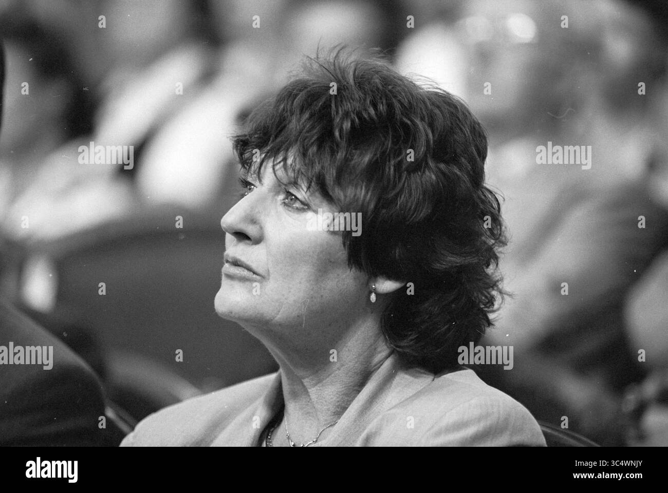 Portrait min. d'Ancona, 05-07-1992 Whizgle News, Dutch Desk, pays-Bas, 1950-2000 Une femme aux cheveux foncés et bouclés regarde au loin, entourée d'un public en arrière-plan. Son expression reflète une profonde contemplation ou intérêt. Banque D'Images