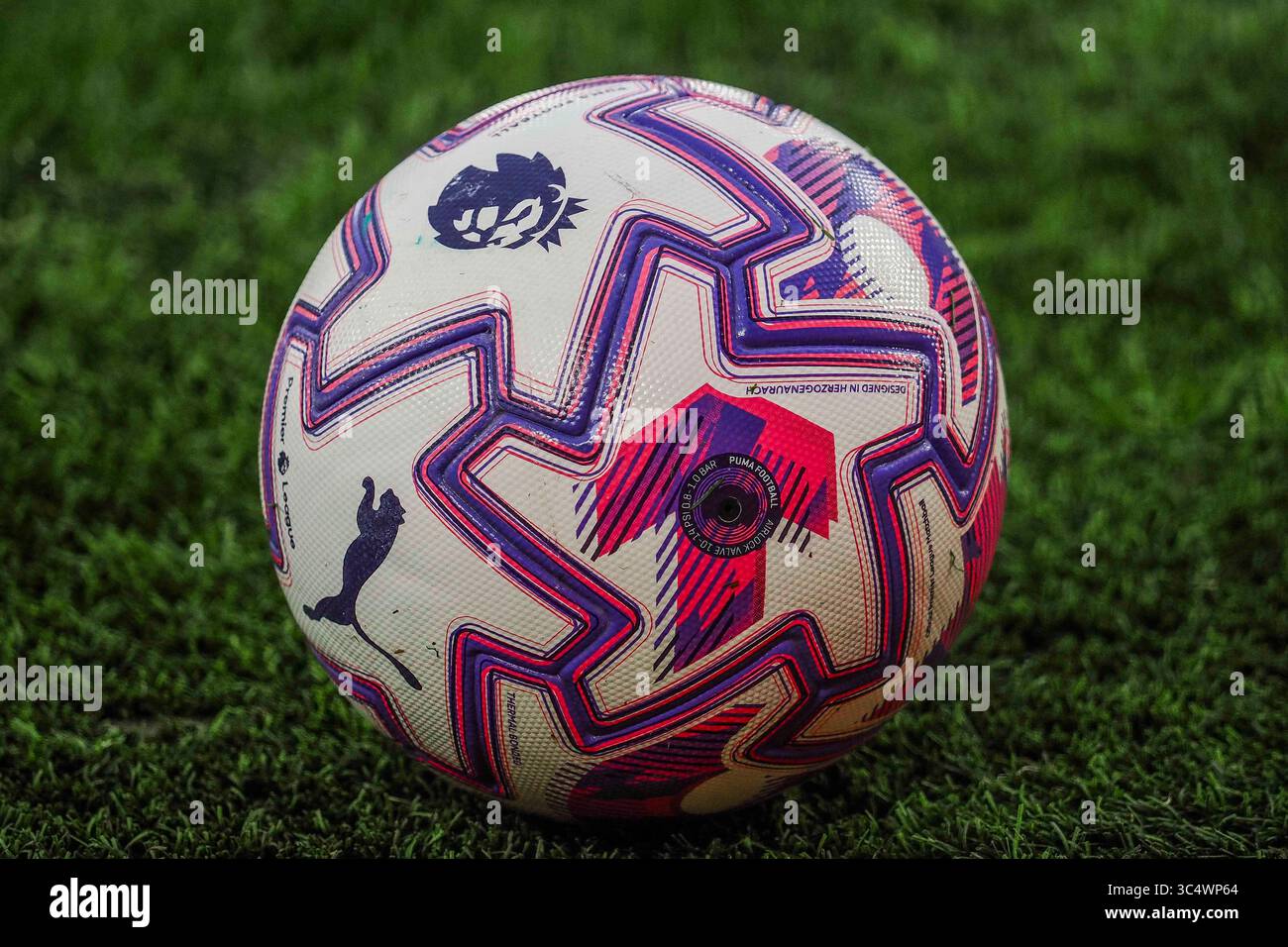 Hull, Royaume-Uni . 29 juillet 2025. De gauche à droite, ballon de la saison 25/26 de premier League posé sur le sol avec les logos premier League et Puma visibles avant le match Hull City vs Sunderland - Club Friendly au MKM Stadium. Crédit : Freddie Yeo/Alamy Live News Banque D'Images