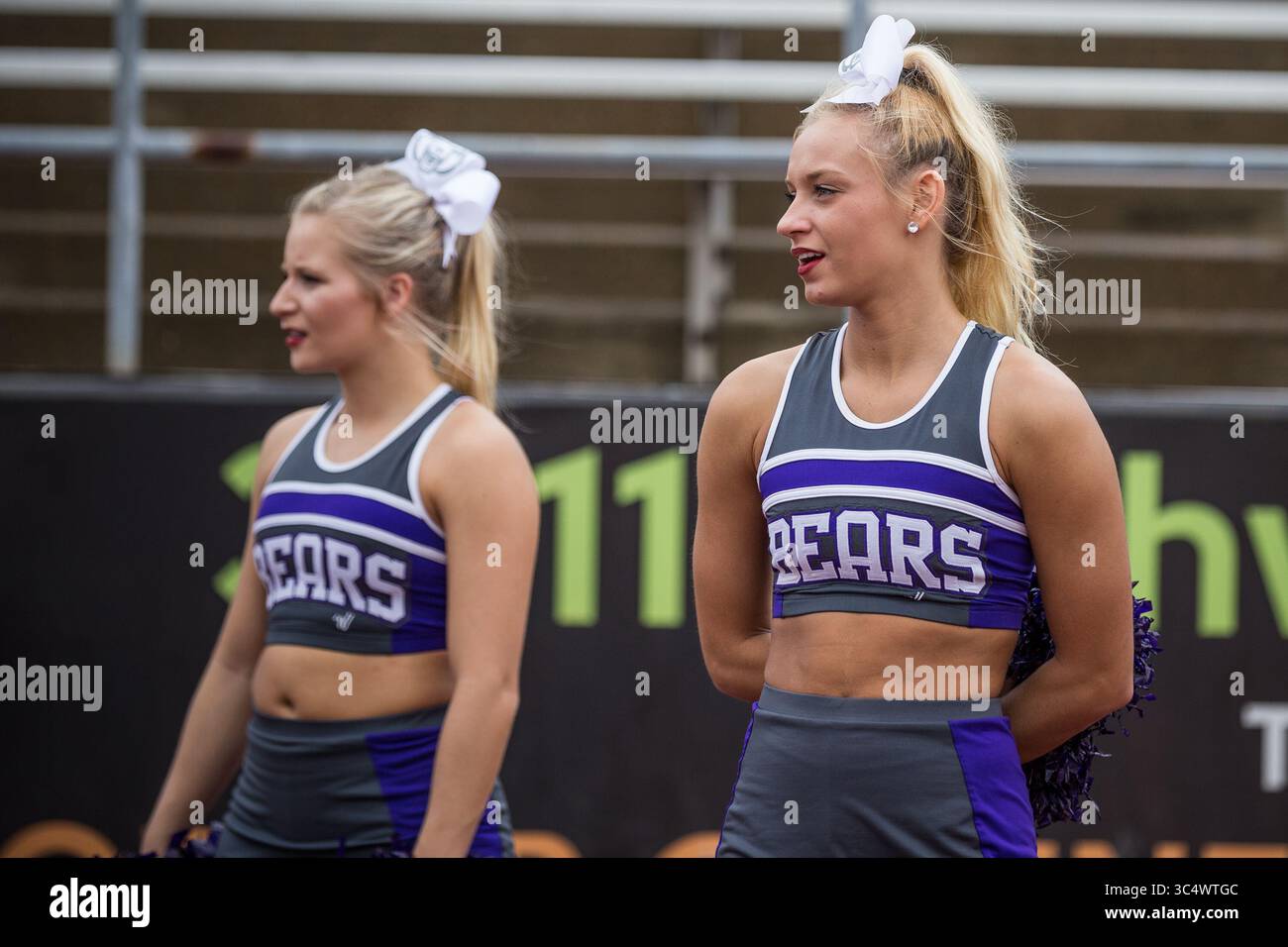 29 septembre 2018 : les pom-meneurs des Central Arkansas Bears se tiennent sur la touche lors du match de football NCAA entre les Central Arkansas Bears et les Sam Houston State Bearkats au Bowers Stadium de Huntsville, Texas. Sam Houston State bat Central Arkansas 34-31 en prolongation. Prentice C. James/CSM(image de crédit : © ; Prentice C. James/CSM via ZUMA Wire) Banque D'Images