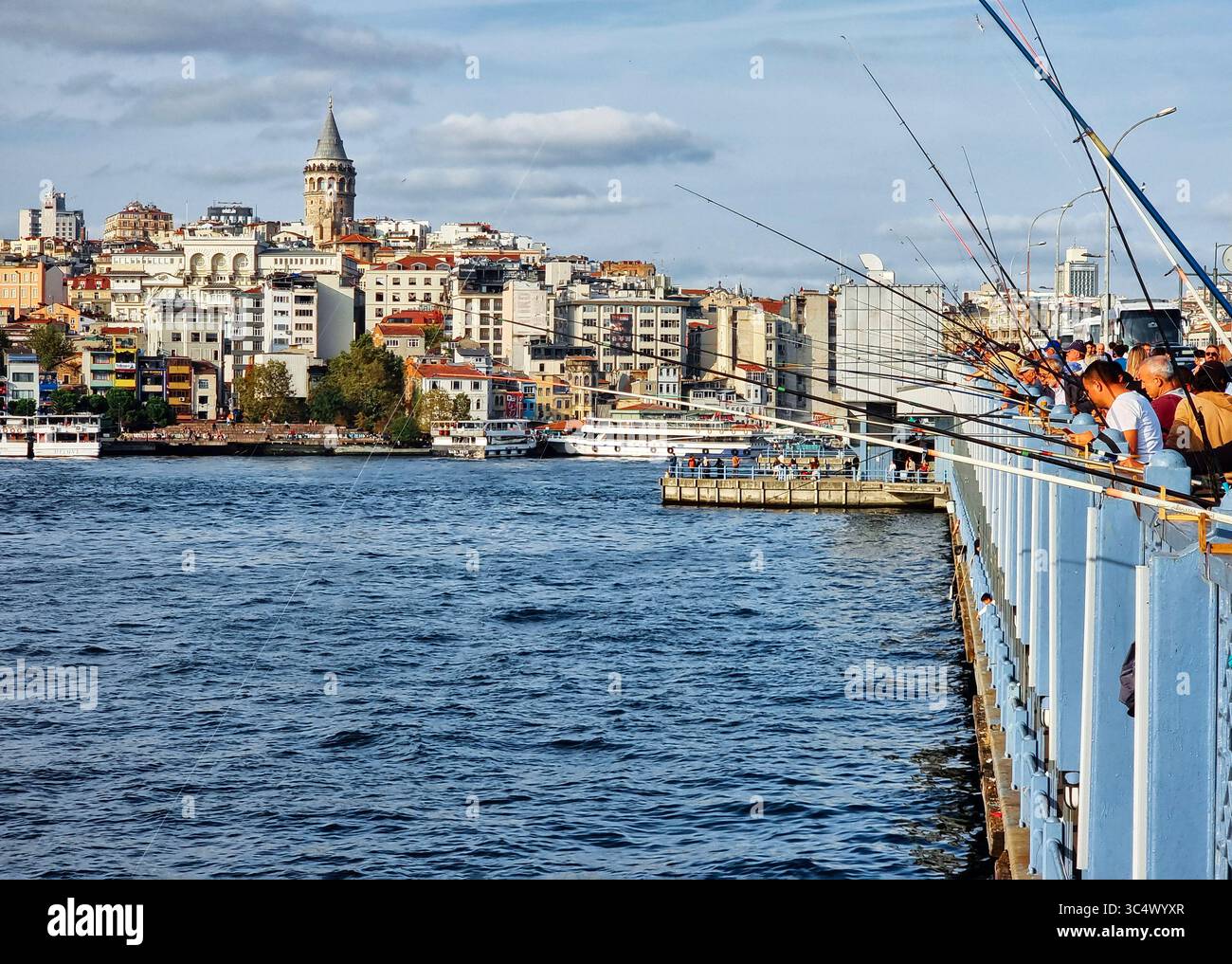 Pêche depuis le pont dans le centre d'Istanbul Banque D'Images