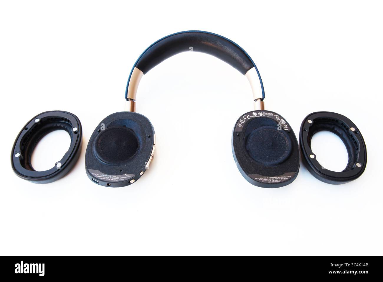 Casque sans fil Bowers et Wilkins sur fond blanc. Banque D'Images