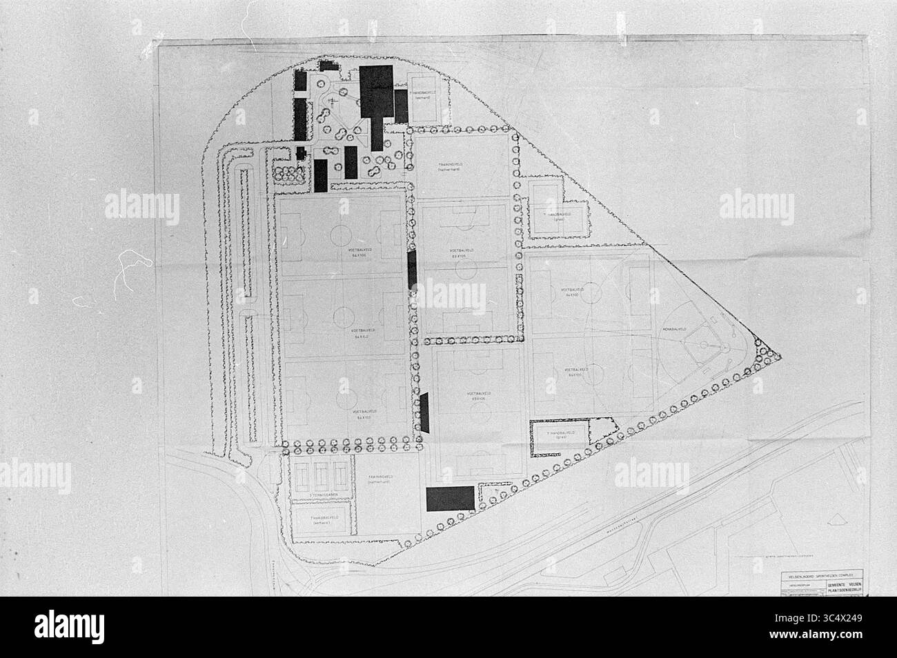 Dessin de terrains de sport Velsen Noord, dessins, dessins, 01-04-1975 Whizgle News, Dutch Desk, pays-Bas, 1950-2000 Un plan détaillé présentant divers bâtiments, sentiers et zones de loisirs, organisés dans une forme triangulaire distinctive. La conception comprend de multiples terrains de sport, des arbres et des éléments d'aménagement paysager, indiquant un espace communautaire soigneusement aménagé. Banque D'Images