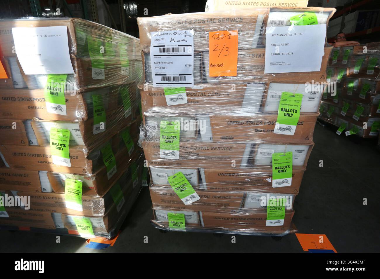 2 octobre 2018 - Largo, Floride, États-Unis - SCOTT KEELER | Times.mail les bulletins de vote sont assis sur des palettes en attente d'être transportés par camion au US postal Service et postés aux électeurs, mardi 10/2/18 au superviseur du centre de services électoraux du comté de Pinellas, à Largo. (Crédit image : © Scott Keeler/Tampa Bay Times via ZUMA Wire) Banque D'Images