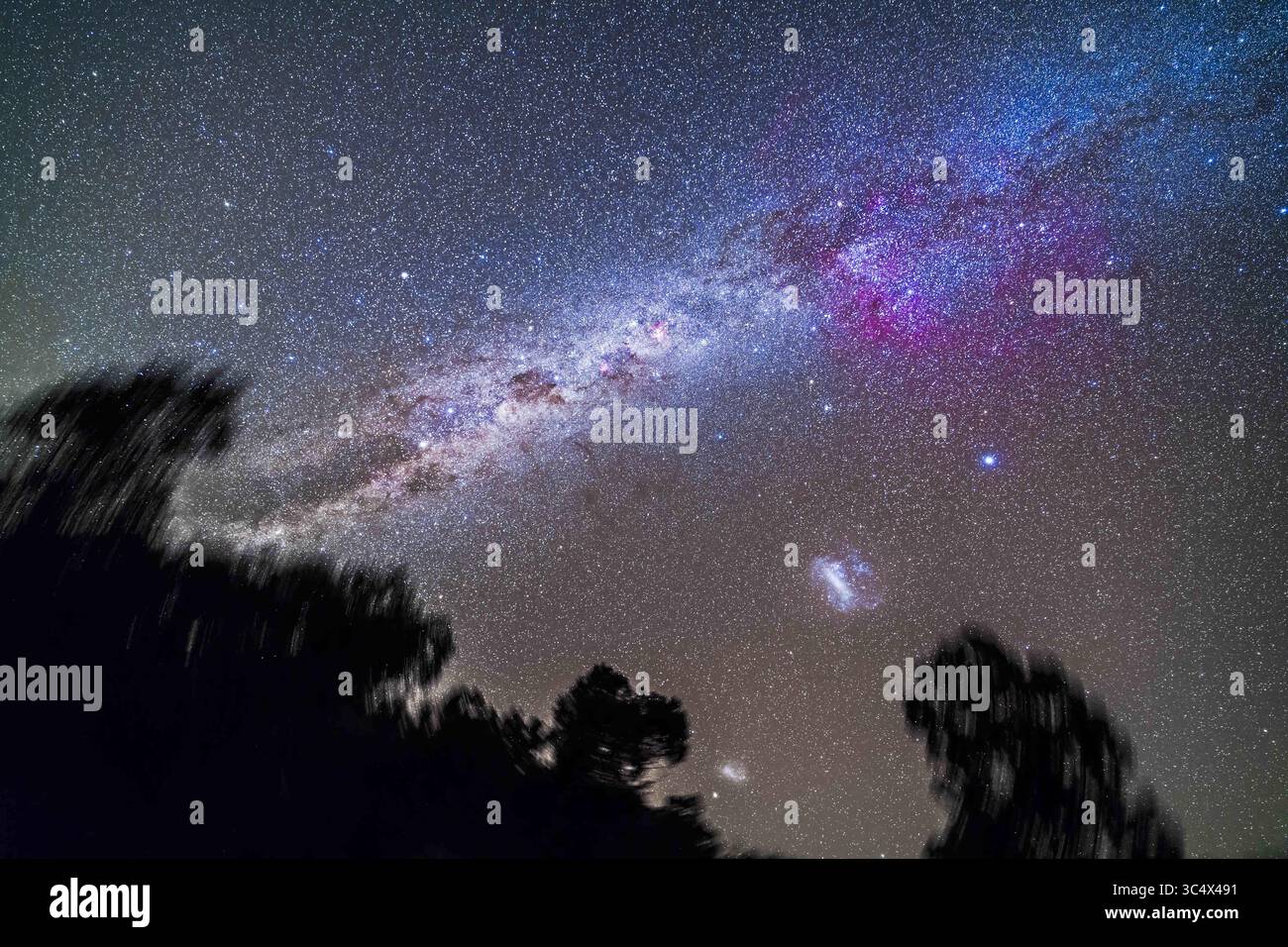 17 avril 2017 - Australie - la voie lactée dans le ciel de l'hémisphère sud de Vela en haut à droite à Centaurus en bas à gauche. ..à gauche du centre se trouve l'énorme bulle nébuleuse d'émission de nébuleuse de gomme. Au centre se trouve la nébuleuse de Carina. En bas se trouvent les petits et grands nuages de Magellanic Crux est à gauche du centre. Alpha et Beta Centauri sont à gauche de Crux. ..il s'agit d'une pile d'expositions suivies de 5 x 3 minutes avec l'appareil photo Canon 5D MkII modifié par filtre à ISO 2000 et l'objectif Rokinon 14mm à f/2,5. Sur le iOptron Sky-Tracker, de Tibuc Gardens Cottage, Coonabarabran, NSW, Australie. (Crédit image : © Alan Dyer / Banque D'Images