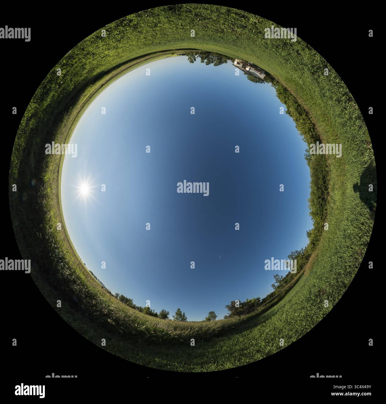 16 juillet 2017 - Canada - Un panorama à 360Â° démontrant la polarisation naturelle du ciel dans une bande à 90Â° du Soleil. Ici, la bande s'étend de haut en bas verticalement à travers le ciel, avec le Soleil du matin levant à l'est à gauche. Le dernier quart de lune décroissant est également à 90Â° du Soleil au centre inférieur vers le sud. Le disque de Lune est agrandi 3x selon les normes du planétarium pour le rendre plus visible dans le ciel à 360Â°. ..North est au sommet. ..prise de chez nous le 16 juillet 2017, avec l'objectif Rokinon 12mm pour un panorama de 8 segments, cousu avec PTGui. (Crédit image : © Alan Dyer / Vwpic Banque D'Images