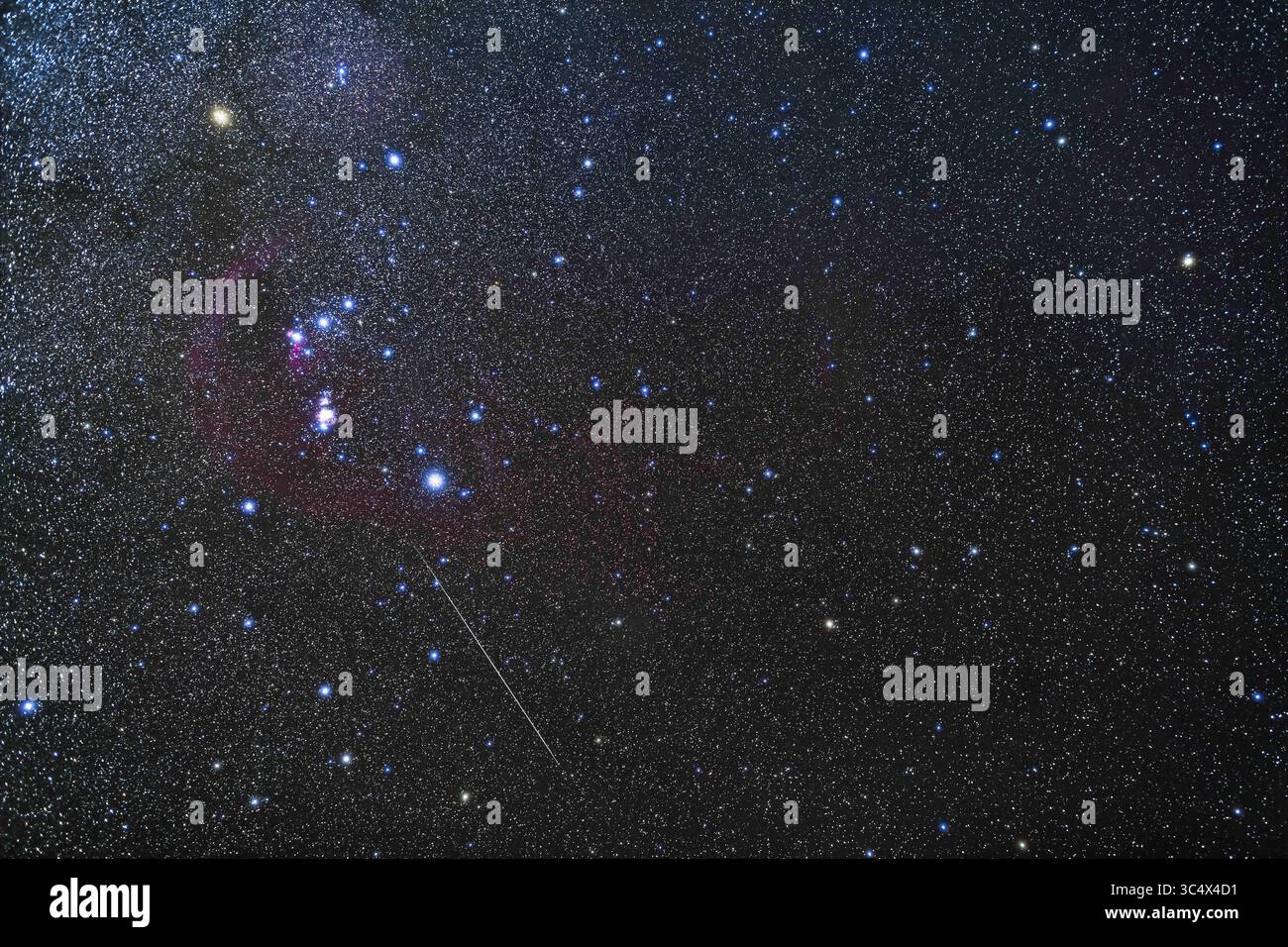 14 décembre 2017 - Arizona, États-Unis - les constellations d'Orion le chasseur et Eridanus la rivière (à droite), avec le bonus d'un météore géminide en dessous d'Orion, à travers Lepus le lièvre. ..il s'agit d'une pile d'expositions de 5 x 2 minutes avec l'objectif Canon 35mm à f/2,5 et Canon 5D MkII à ISO 1600, dont une avec le météore, plus une exposition supplémentaire à travers le filtre Kenko Softon superposé pour ajouter les éclats de l'étoile. ..pris de Quwelry Cottage en Arizona, avec le mini tracker Star Adventurer. (Crédit image : © Alan Dyer / Vwpics/VW pics via ZUMA Wire) Banque D'Images