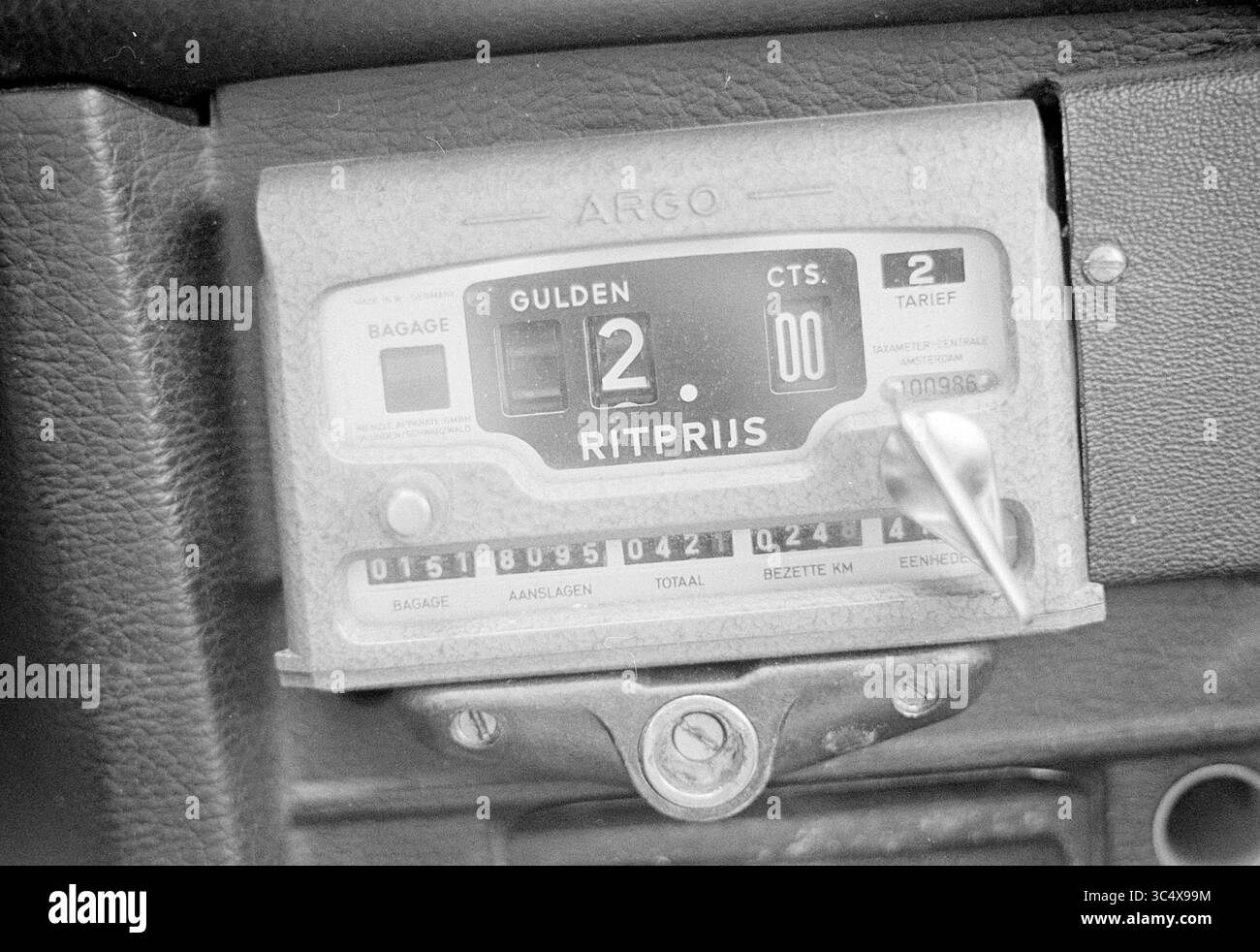 Taxi station Haarlem, Taxi, Haarlem, Stationsplein, pays-Bas, 08-07-1976 Whizgle News, Dutch Desk, pays-Bas, 1950-2000 Un compteur de taxi vintage affichant le tarif en gulden, avec des cadrans indiquant le prix actuel et divers paramètres pour les bagages et les sièges. Banque D'Images