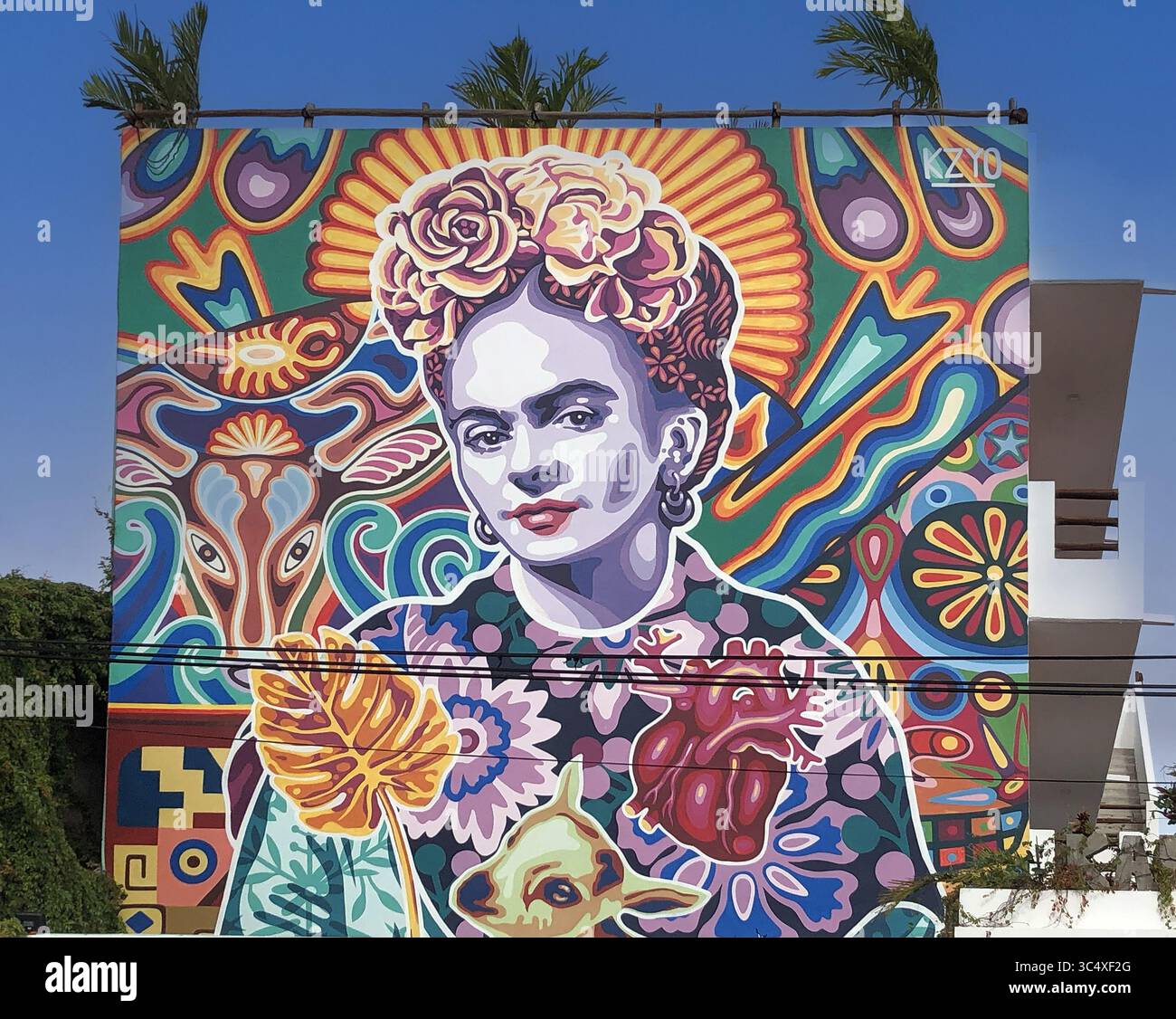 Une murale vibrante de Frida Kahlo à Oaxaca, au Mexique, éclate de couleurs et de symbolisme, célébrant l’héritage de l’artiste emblématique et la culture mexicaine. Banque D'Images