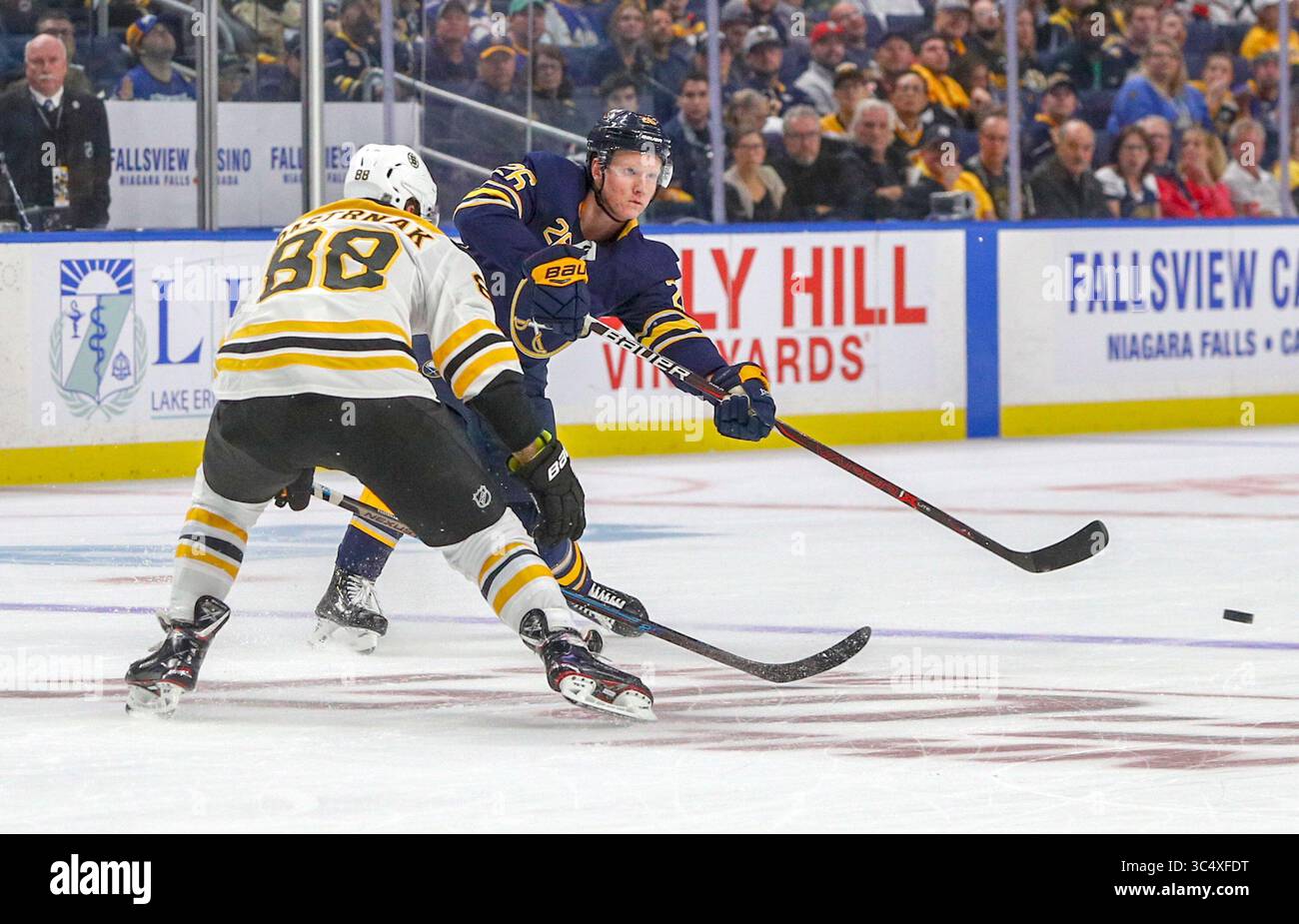 4 octobre 2018 : le défenseur des Sabres de Buffalo Rasmus Dahlin (26) passe la rondelle lors de la troisième période de jeu dans un match de hockey de la LNH entre les Bruins de Boston et les Sabres de Buffalo au KeyBank Center à Buffalo, New York. Dahlin a enregistré 22 :37 de temps de glace et a été un moins un dans ses débuts dans la LNH après avoir été #1 de la draft d'entrée dans la LNH 2018 par les Sabres de Buffalo. (Nicholas T. LoVerde/Cal Sport Media)(image de crédit : &copy ; Nicholas T. Loverde/CSM via ZUMA Wire) Banque D'Images