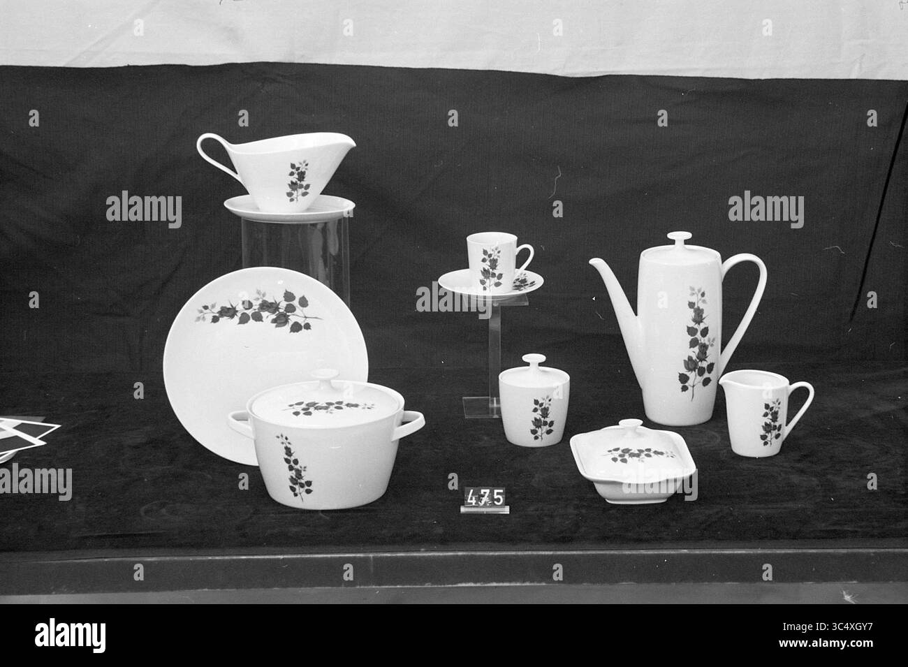 Étalage de vaisselle, 00-00-1967 Whizgle News, Dutch Desk, pays-Bas, 1950-2000 Un service à thé en céramique vintage est exposé avec élégance, avec des articles tels qu'une théière, des tasses et un sucrier, le tout orné de délicats motifs de feuilles. L'arrangement met en valeur une collection harmonieuse au charme classique. Banque D'Images