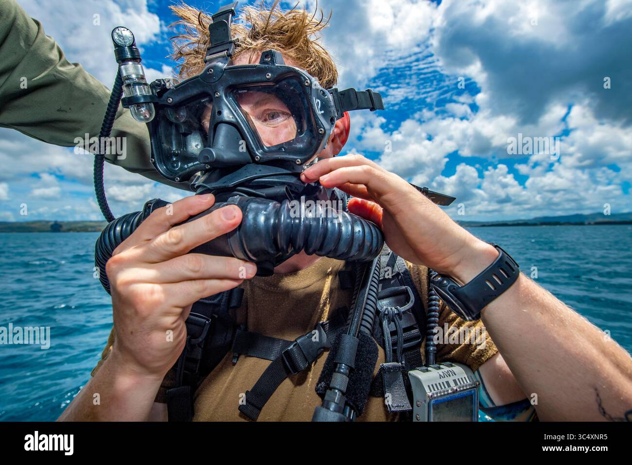 3 octobre 2018 - Santa Rita, Guam - technicien en élimination d'explosifs de 1re classe NIC Gorsuch, affecté à l'unité mobile d'élimination d'explosifs (EODMU) 5, porte un appareil respiratoire sous-marin Mark 16 Mod 1 en circuit fermé à gaz mélangé lors d'une plongée de certification superviseur à bord d'un bateau pneumatique à coque rigide. L'EODMU 5 mène des opérations de lutte contre les engins explosifs improvisés, rend les risques explosifs sûrs et désarme les explosifs sous-marins. L'EODMU 5 est affecté au commandant de la Task Force 75, la principale force opérationnelle expéditionnaire responsable de la planification et de l'exécution de l'opéra fluvial côtier Banque D'Images