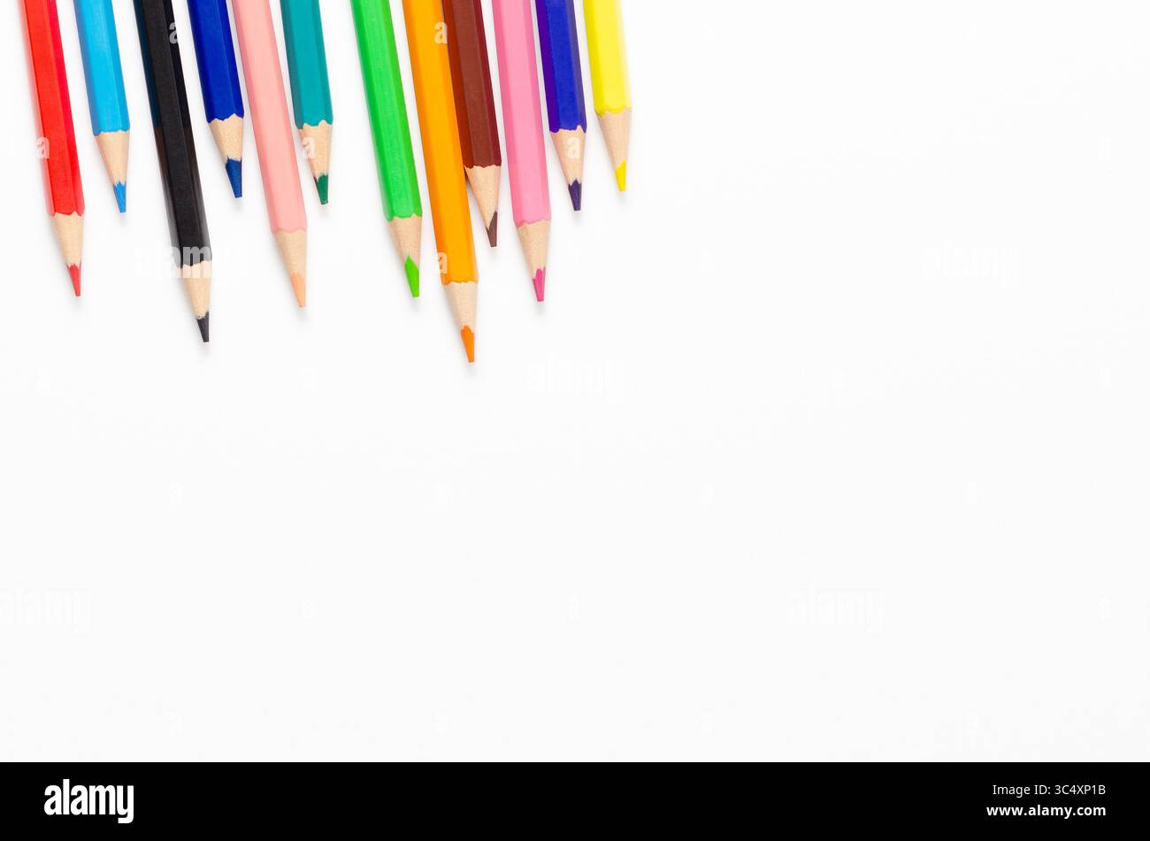 Collection de crayons aiguisés colorés sur un fond blanc avec espace de copie. Banque D'Images