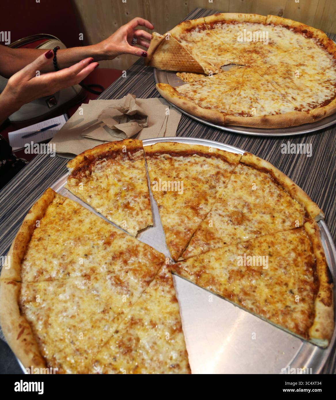 October 5, 2018 - Petersburg, Florida, U.S. - SCOTT KEELER | Times.Laura Really, Tampa Bay Times Food Critic and reporter, déguste une tarte à pizza faite avec de l'eau de la machine New York WaterMaker, TOP, chez Top Slice Pizza, 21 3rd Street North, composé Petersburg, 10/5/18. Au fond se trouve une pizza faite avec de l’eau de Petersburg City. (Crédit image : © Scott Keeler/Tampa Bay Times via ZUMA Wire) Banque D'Images