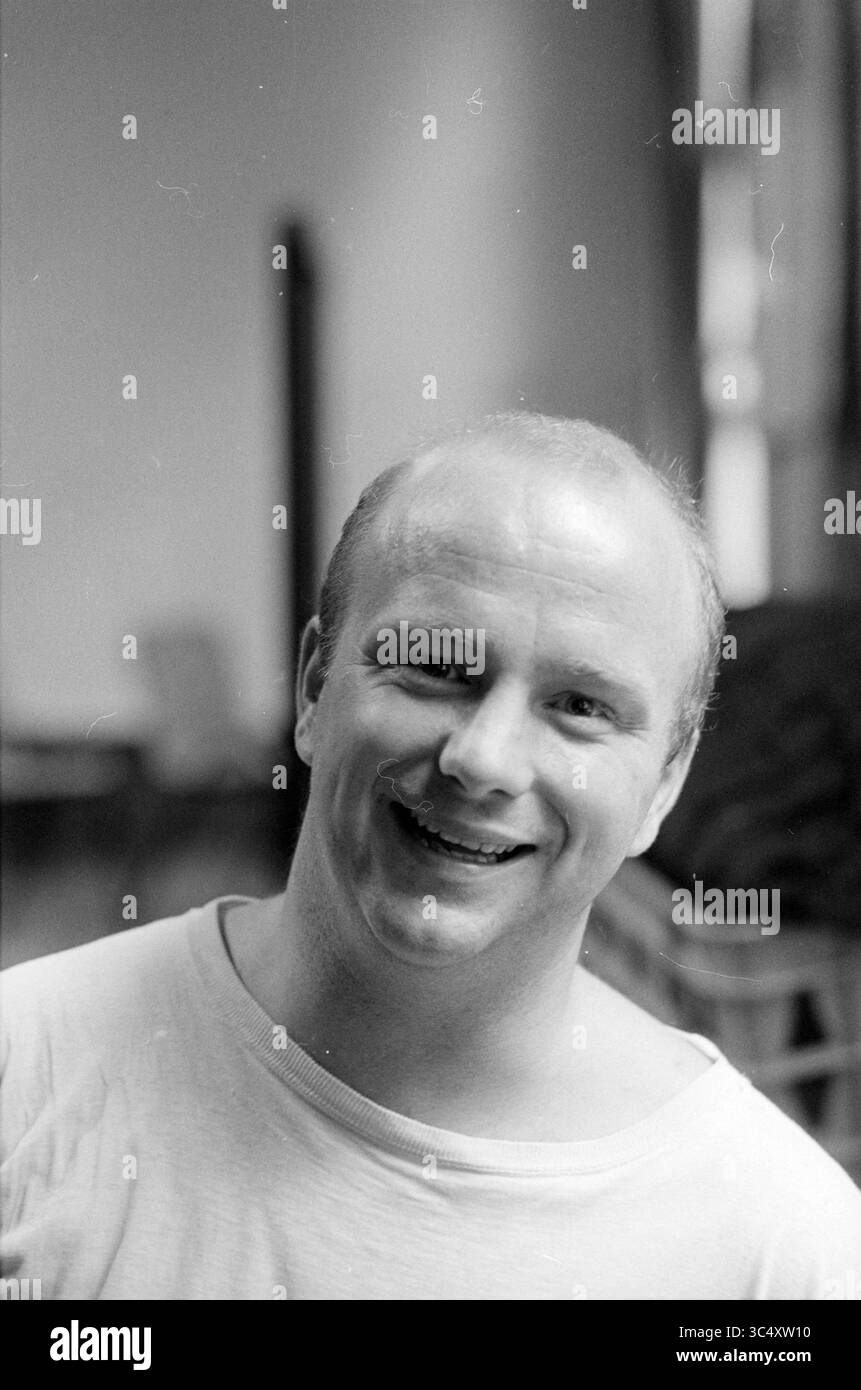 Groupe d'acteur @@ [Cepoc], 17-09-1991 Whizgle News, Dutch Desk, pays-Bas, 1950-2000 Un homme souriant avec une tête rasée et une chemise de couleur claire respire la chaleur et la convivialité. Il est dans un cadre décontracté avec des éléments de fond doux suggérant une atmosphère détendue. Banque D'Images