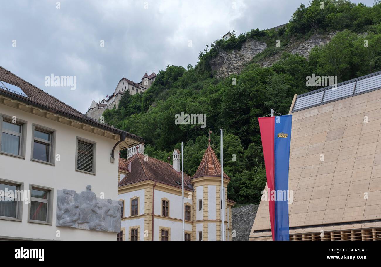 Vue sur le château de Vaduz au sommet de la colline, résidence du prince de Leichtenstein Banque D'Images