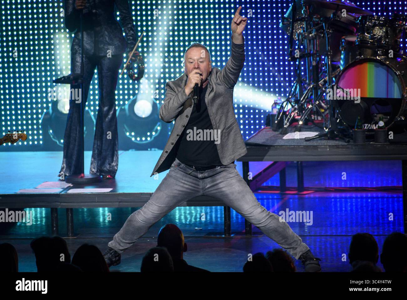 30 septembre 2018 - Toronto, Ontario, Canada - le groupe de rock écossais simple Minds a présenté un concert à guichets fermés au Sony Center de Toronto. EN PHOTO : JIM KERR, CHARLIE BURCHILL, GED GRIMES, SARAH BROWN, GORDY GOUDIE, Cherisse OSEI (crédit image : © Angel Marchini/ZUMA Wire) Banque D'Images
