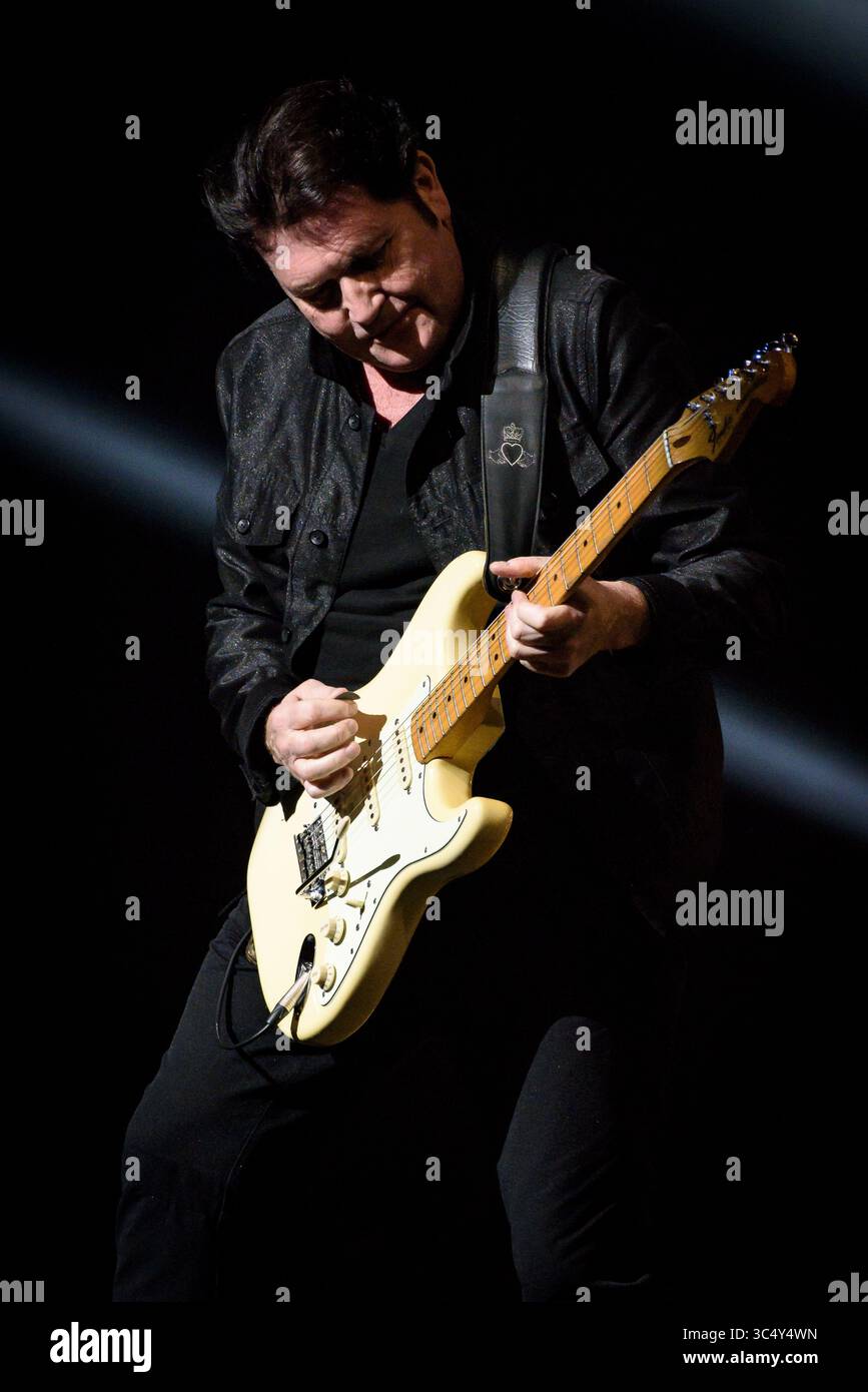 30 septembre 2018 - Toronto, Ontario, Canada - le groupe de rock écossais simple Minds a présenté un concert à guichets fermés au Sony Center de Toronto. EN PHOTO : JIM KERR, CHARLIE BURCHILL, GED GRIMES, SARAH BROWN, GORDY GOUDIE, Cherisse OSEI (crédit image : © Angel Marchini/ZUMA Wire) Banque D'Images