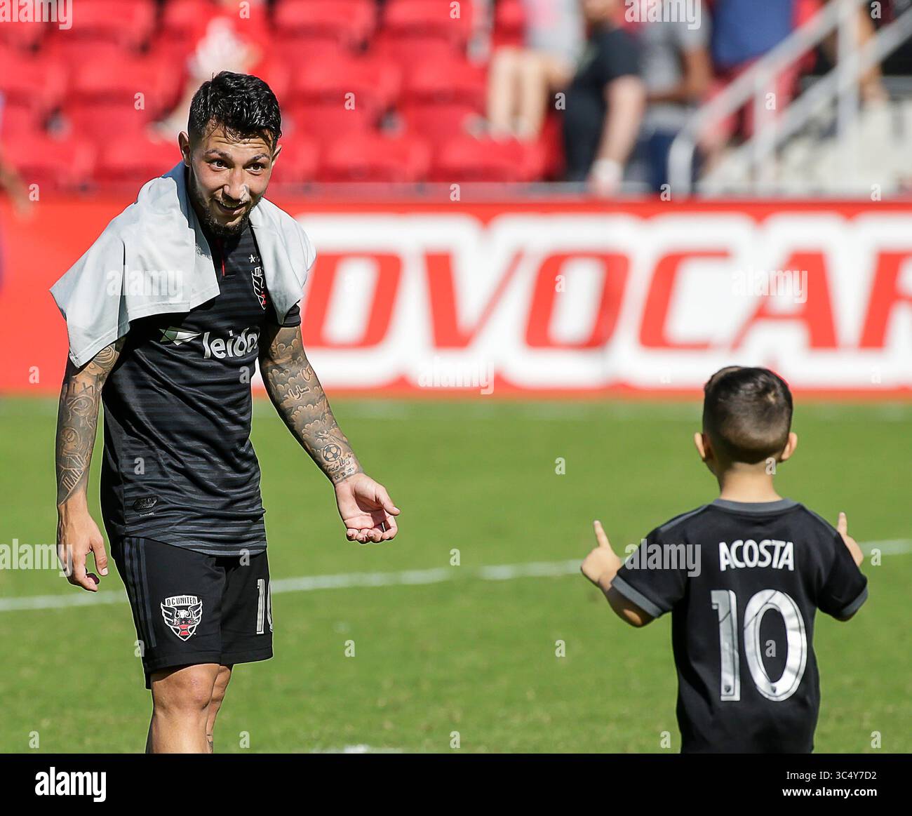 7 octobre 2018 : le fils de l'attaquant #10 de D.C. United Luciano Acosta s'entraîne avec son père après un match de football de la MLS entre le D.C. United et le Chicago Fire à Audi Field à Washington DC Justin Cooper/CSM(crédit image : © ; Justin Cooper/CSM via ZUMA Wire) Banque D'Images