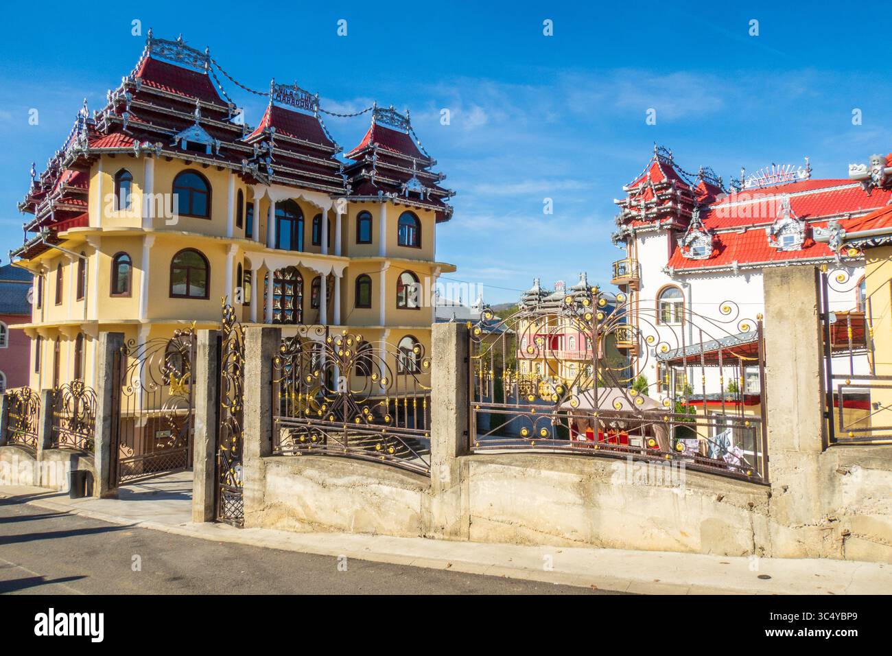 Hunedoara, Roumanie - 08 octobre 2024 : les palais romains gitans, des demeures de luxe élaborées et extrêmement décorées Banque D'Images
