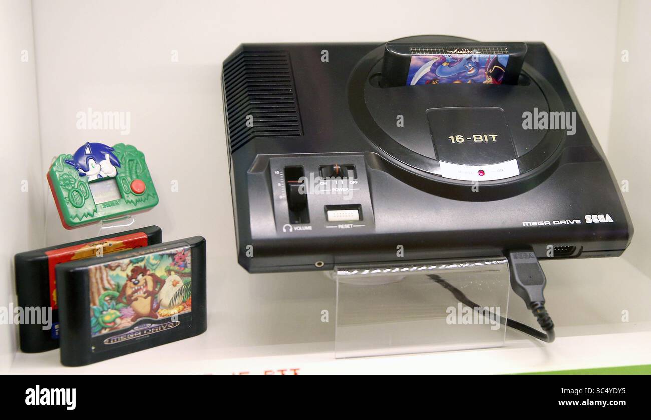 6 octobre 2017 - Kudowa Zdroj, Pologne - Sega Mega Drive 16-bit au Musée des consoles et des jeux TV. (Crédit image : © Damian Klamka/ZUMA Wire/ZUMAPRESS.com) Banque D'Images