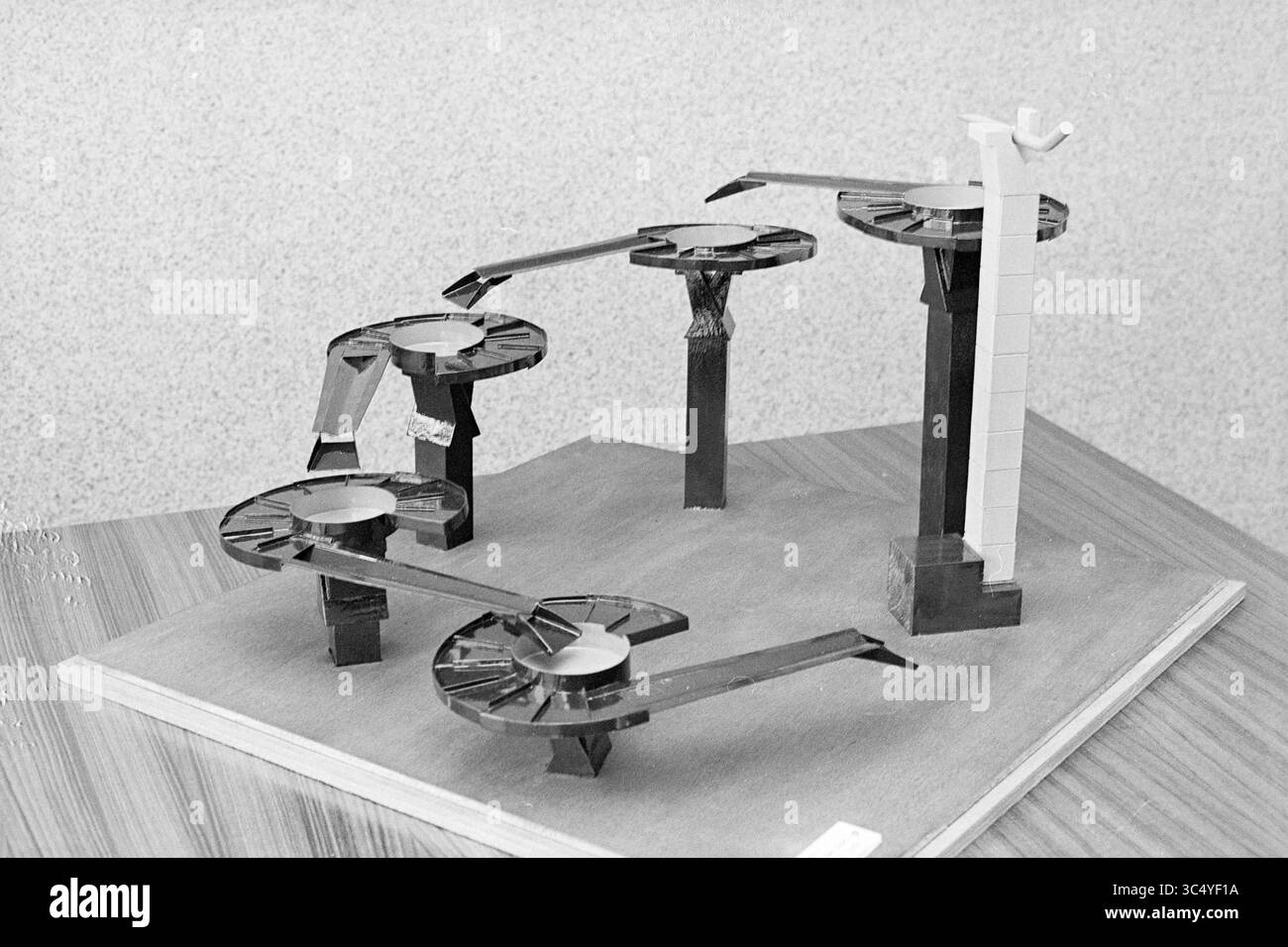Image, 11-05-1971 Whizgle News, Dutch Desk, pays-Bas, 1950-2000 Une série de formes abstraites et sculpturales disposées dans un chemin dynamique, avec des bases circulaires et des éléments allongés qui tissent à travers les espaces, créant une sensation de mouvement et d'équilibre. Banque D'Images