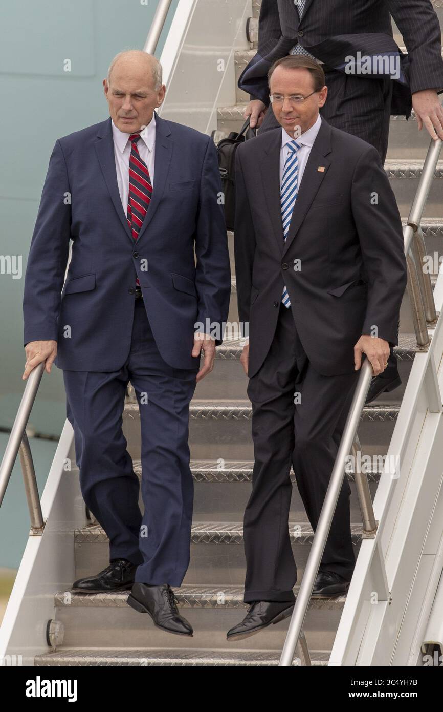 Le 8 octobre 2018 - Orlando, Floride - le chef d'état-major de la Maison Blanche John Kelly et le sous-procureur général Rod Rosenstein quittent Air Force One, le lundi 8 octobre 2018, à Orlando, FL. (Crédit image : © Don Montague/ZUMA Wire) Banque D'Images