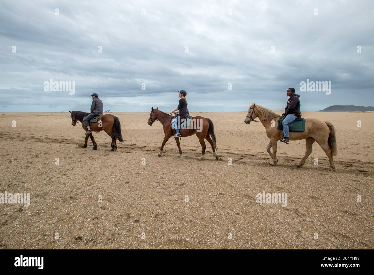 5 septembre 2015 - Sainte-Lucie, Afrique du Sud - touristes à cheval sur la plage de Sainte-Lucie, KwaZulu-Natal, Afrique du Sud - iSimangaliso Wetland Park (crédit image : © Edwin Remsberg / Vwpics/VW pics via ZUMA Wire) Banque D'Images