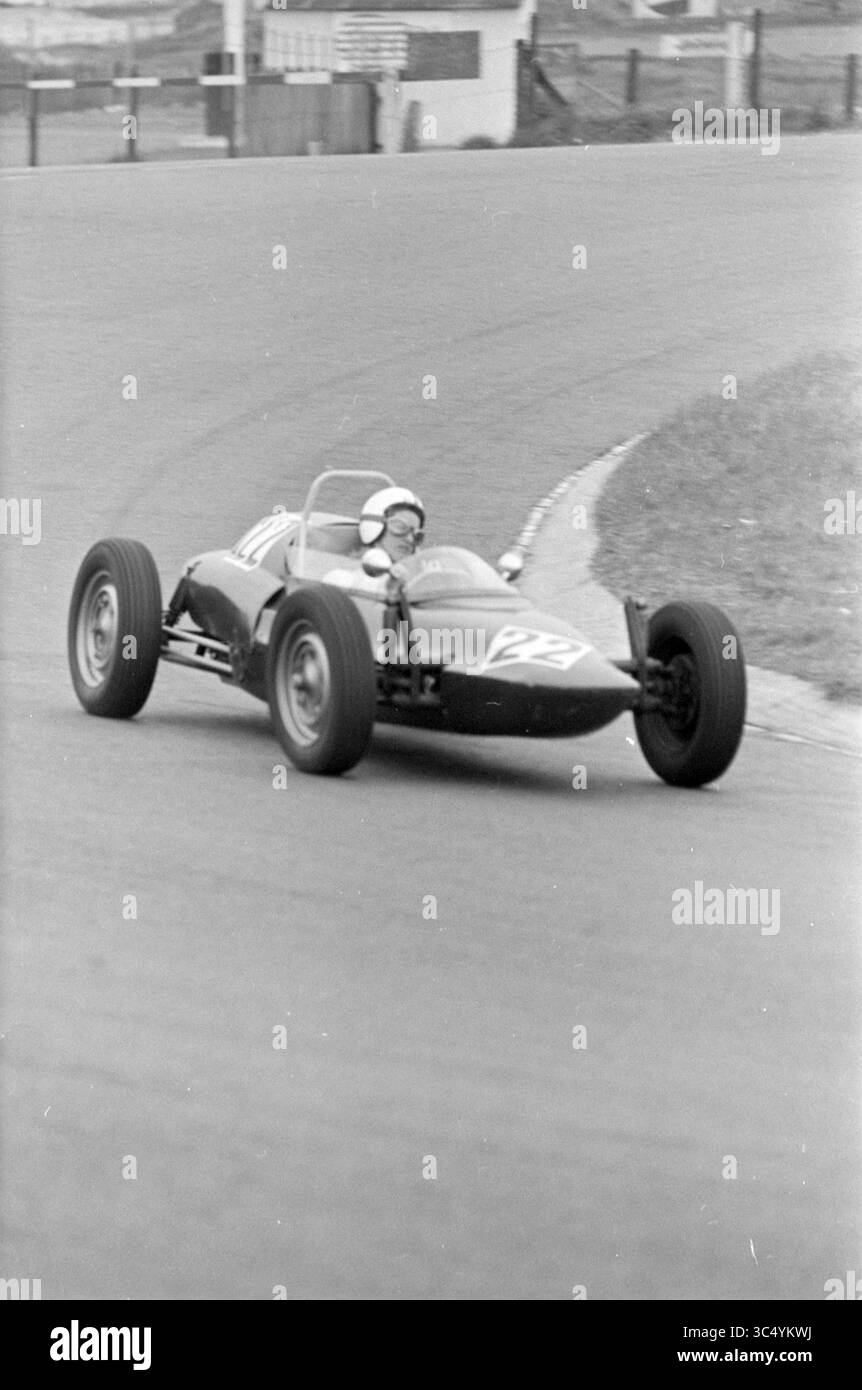 Entraînement des pilotes de course féminines sur le circuit de Zandvoort Whizgle News, Dutch Desk, pays-Bas, 1950-2000 Une voiture de course vintage roule autour d'une courbe sur une piste, avec un pilote au volant en toute confiance, mettant en valeur l'excitation du sport automobile d'une époque passée. Banque D'Images