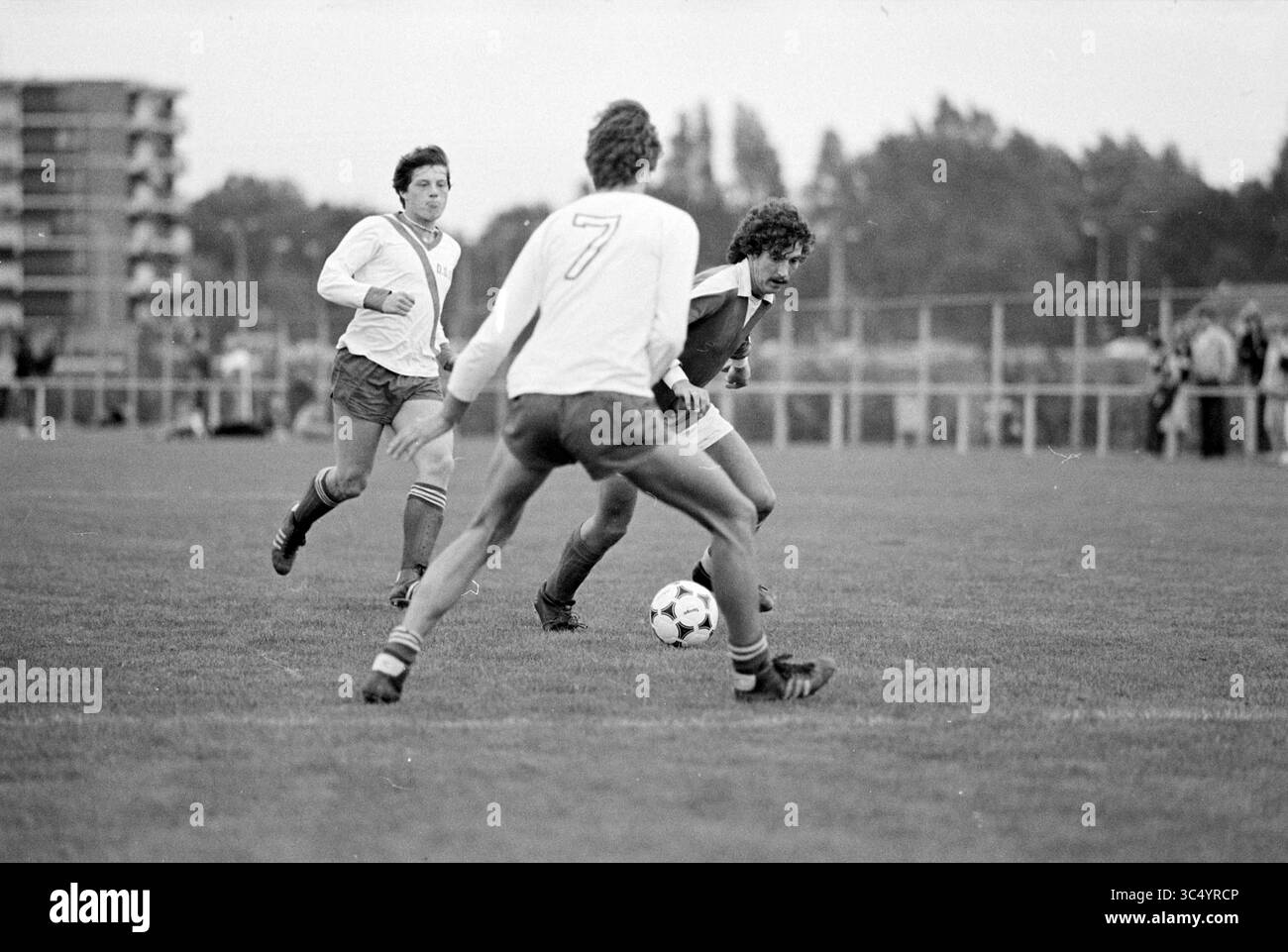Terrasvogels - DSOV, Football, 05-10-1980 Whizgle News, Dutch Desk, pays-Bas, 1950-2000 Un moment tendu sur le terrain de football où deux joueurs convergent sur le ballon, tandis qu'un troisième joueur tente de les dépasser. L'atmosphère est chargée d'anticipation au fur et à mesure que le jeu se déroule. Banque D'Images