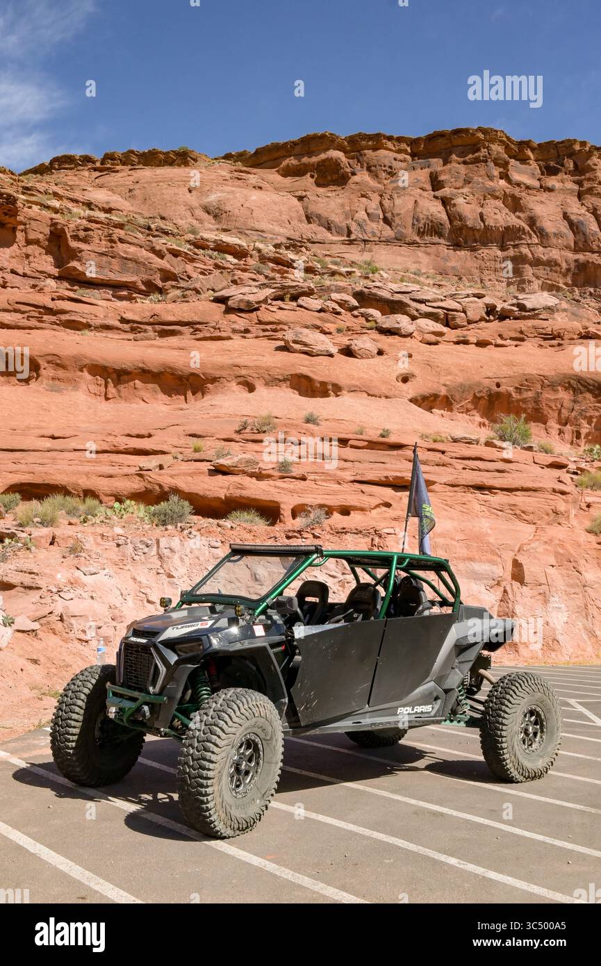 Moab, Utah, États-Unis - 25 mai 2025 : buggy hors route garé dans le parking d'une zone publique de terrain accidenté. Banque D'Images
