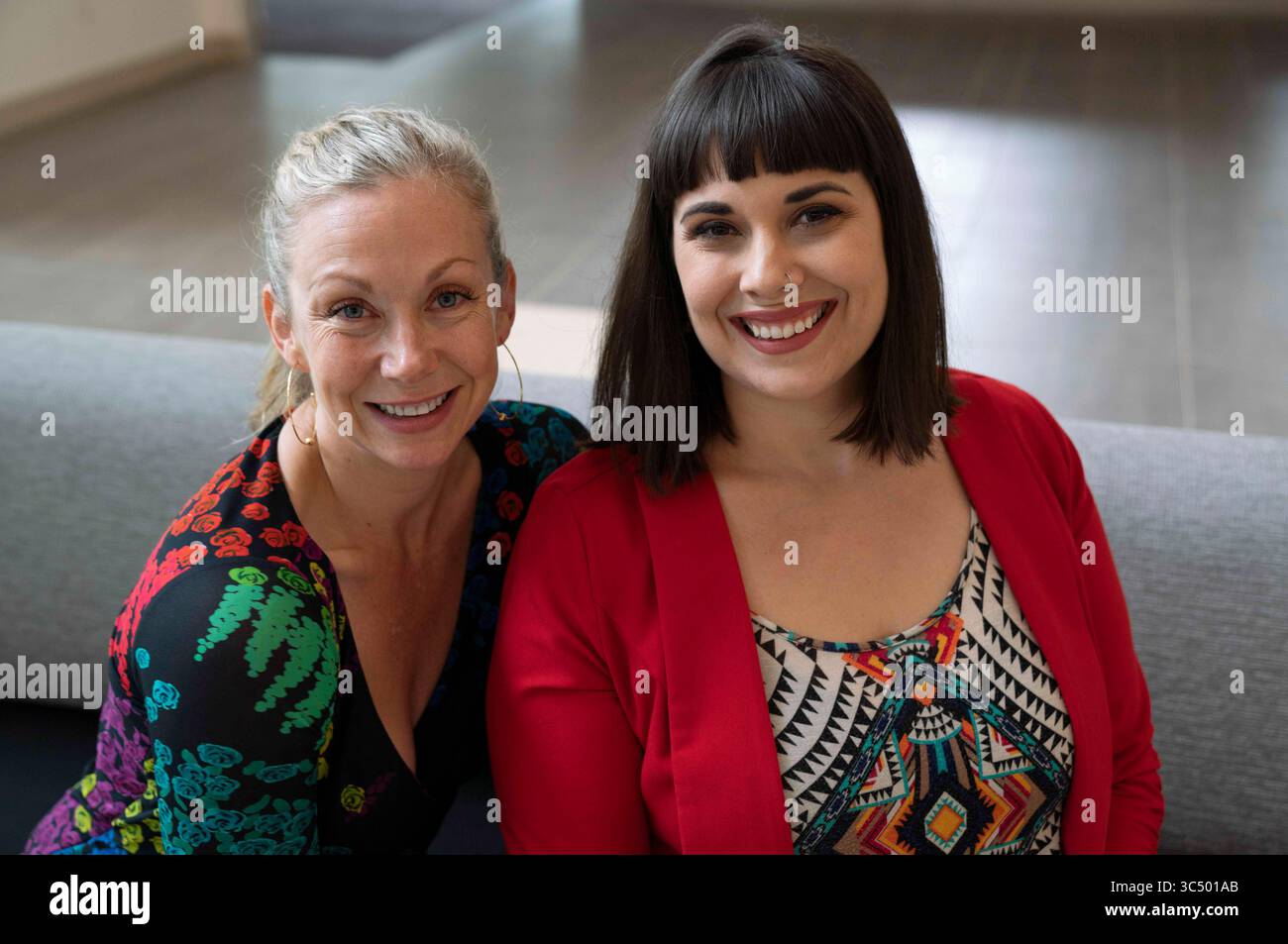 10 octobre 2018 - Florida, U.S. - MARTHA ASENCIO RHIN | Times.Portrait de Carolyn Tsourakis (à gauche) et Angela Galecki, partenaires commerciaux et propriétaires de Bluebird, un nouveau restaurant qui arrive au centre-ville de Petersburg et propose une cuisine grecque, turque et nord-africaine. Oct. 10, 2018. Tsourakis a précisé que la cuisine de Bluebird sera ce qu'ils ont surnommé : ''Moditerranean''. ''Une cuisine culturellement exacte'', a déclaré Tsourakis. Galecki a ajouté que leur vision est simple, ''fraîche, belle, saine, bonne pour l'âme et pour le corps. (Crédit image : © Martha Asencio Rhin/Tampa Bay Times vi Banque D'Images