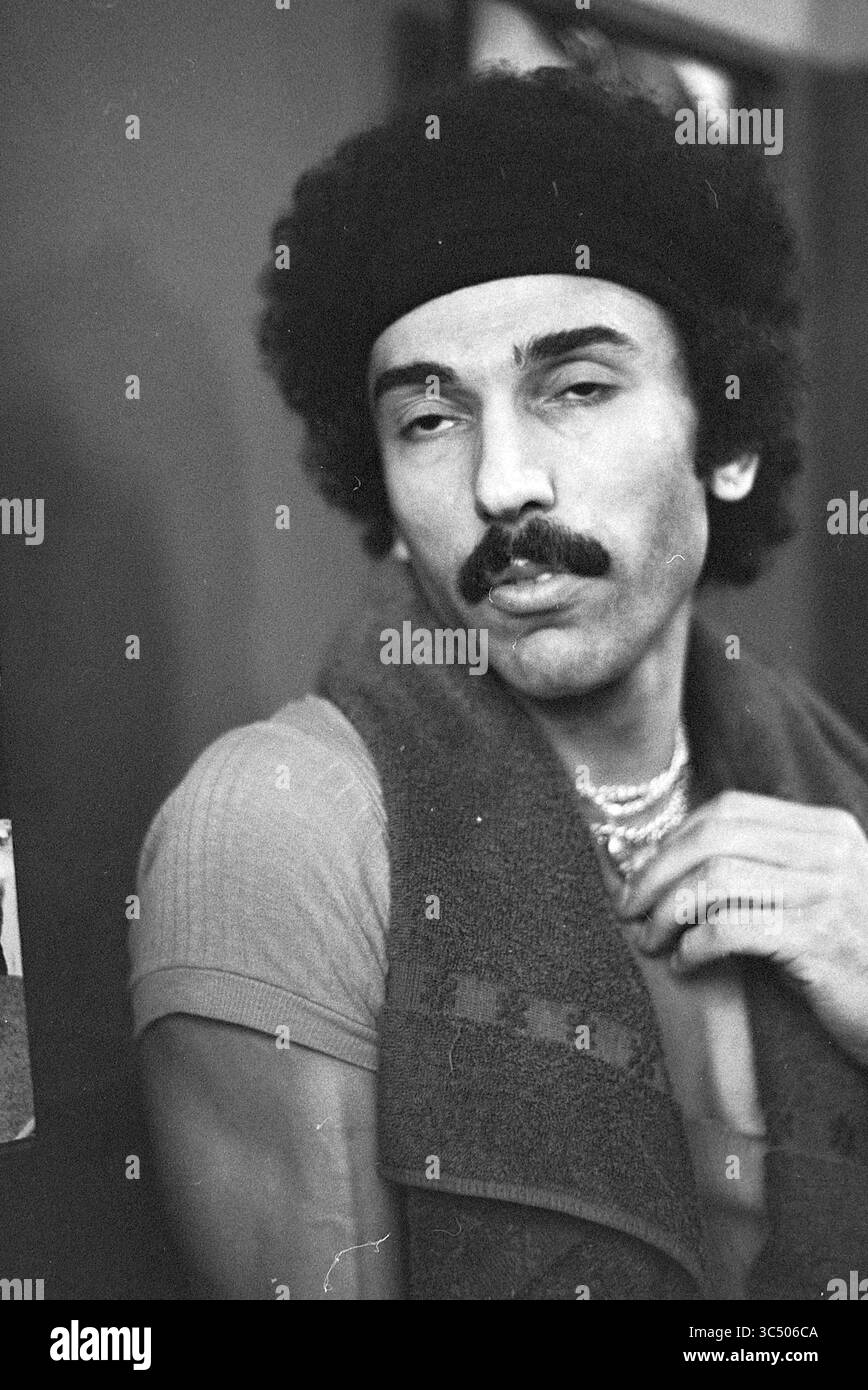 Benjamins Jazz Dance School, Amsterdam, danse, Jazz, 15-03-1976 Whizgle News, Dutch Desk, pays-Bas, 1950-2000 Un homme avec une moustache distincte et une coiffure afro se penche légèrement, portant un bandeau et un haut sans manches. Il respire la confiance avec une expression détendue, ornée de colliers superposés. Une écharpe texturée se drape autour du cou, ajoutant à son apparence élégante. Banque D'Images Benjamins Jazz Dance School, Amsterdam, danse, Jazz, 15-03-1976 Whizgle News, Dutch Desk, pays-Bas, 1950-2000 Un homme avec une moustache distincte et une coiffure afro se penche légèrement, portant un bandeau et un haut sans manches. Il respire la confiance avec une expression détendue, ornée de colliers superposés. Une écharpe texturée se drape autour du cou, ajoutant à son apparence élégante. Banque D'Images