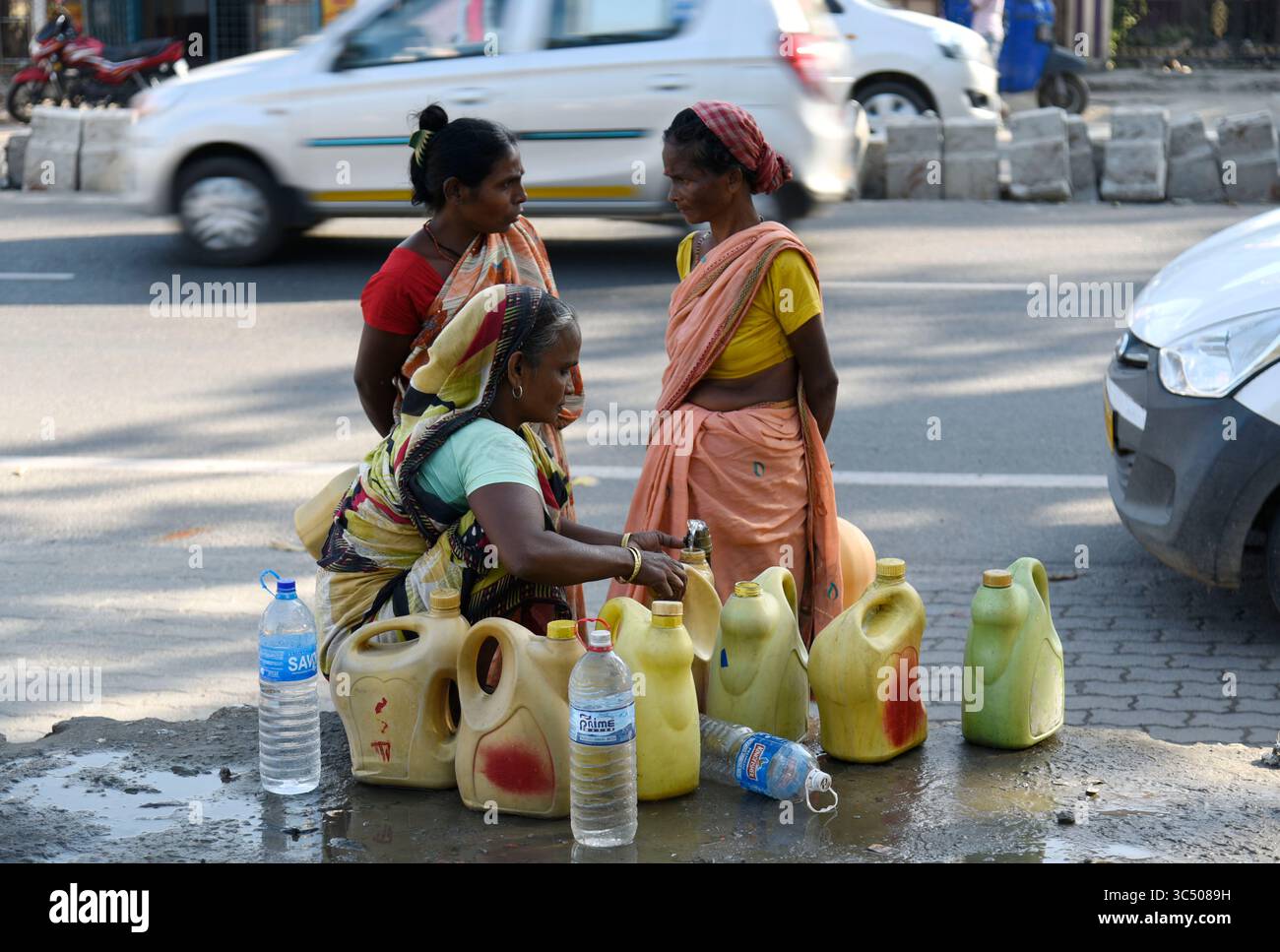 4 décembre 2019, Guwahati, Inde : les femmes recueillent l'eau d'un tuyau qui fuit dans la rue. (Crédit image : © David Talukdar/ZUMA Wire) Banque D'Images