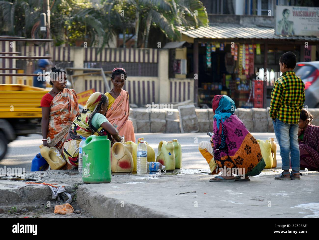 4 décembre 2019, Guwahati, Inde : les femmes recueillent l'eau d'un tuyau qui fuit dans la rue. (Crédit image : © David Talukdar/ZUMA Wire) Banque D'Images