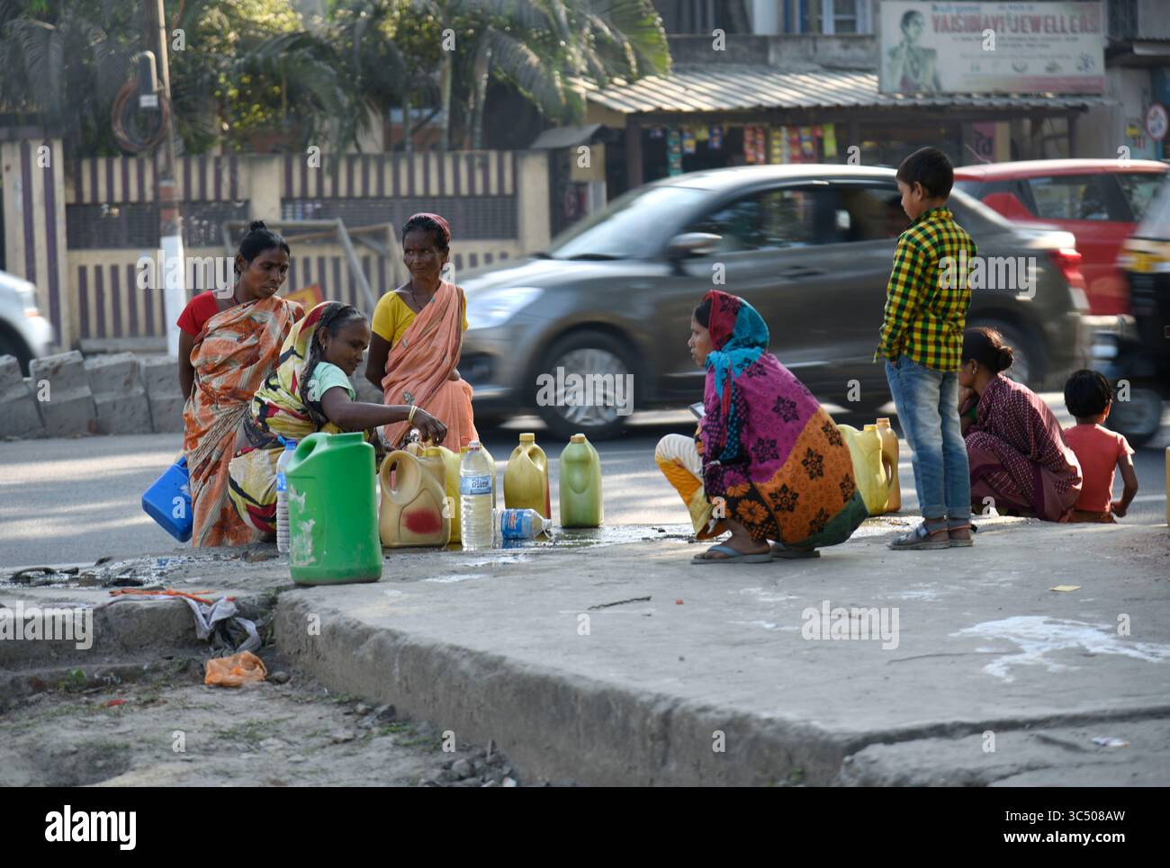 4 décembre 2019, Guwahati, Inde : les femmes recueillent l'eau d'un tuyau qui fuit dans la rue. (Crédit image : © David Talukdar/ZUMA Wire) Banque D'Images