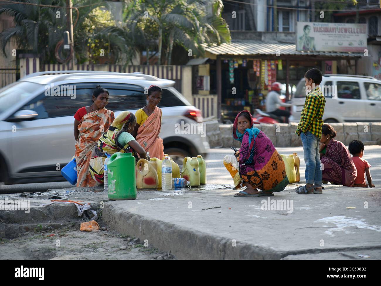 4 décembre 2019, Guwahati, Inde : les femmes recueillent l'eau d'un tuyau qui fuit dans la rue. (Crédit image : © David Talukdar/ZUMA Wire) Banque D'Images