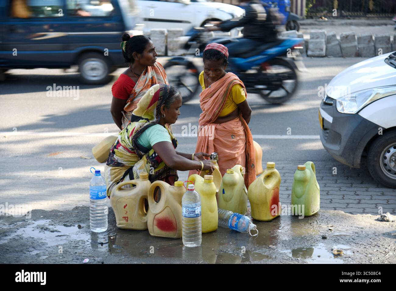 4 décembre 2019, Guwahati, Inde : les femmes recueillent l'eau d'un tuyau qui fuit dans la rue. (Crédit image : © David Talukdar/ZUMA Wire) Banque D'Images