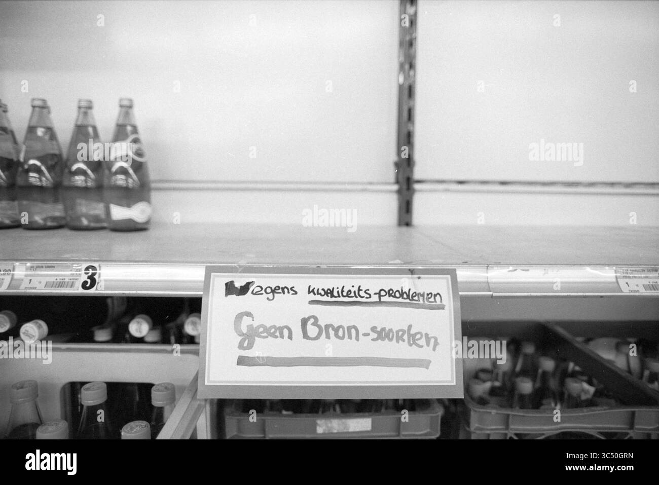 AH Spring Water from trade, 10-06-1991 Whizgle News, Dutch Desk, pays-Bas, 1950-2000 une étagère vide dans un magasin comporte un panneau indiquant qu'il n'y a pas de produits disponibles en raison de problèmes de source, tandis que plusieurs bouteilles sont visibles en arrière-plan. Banque D'Images