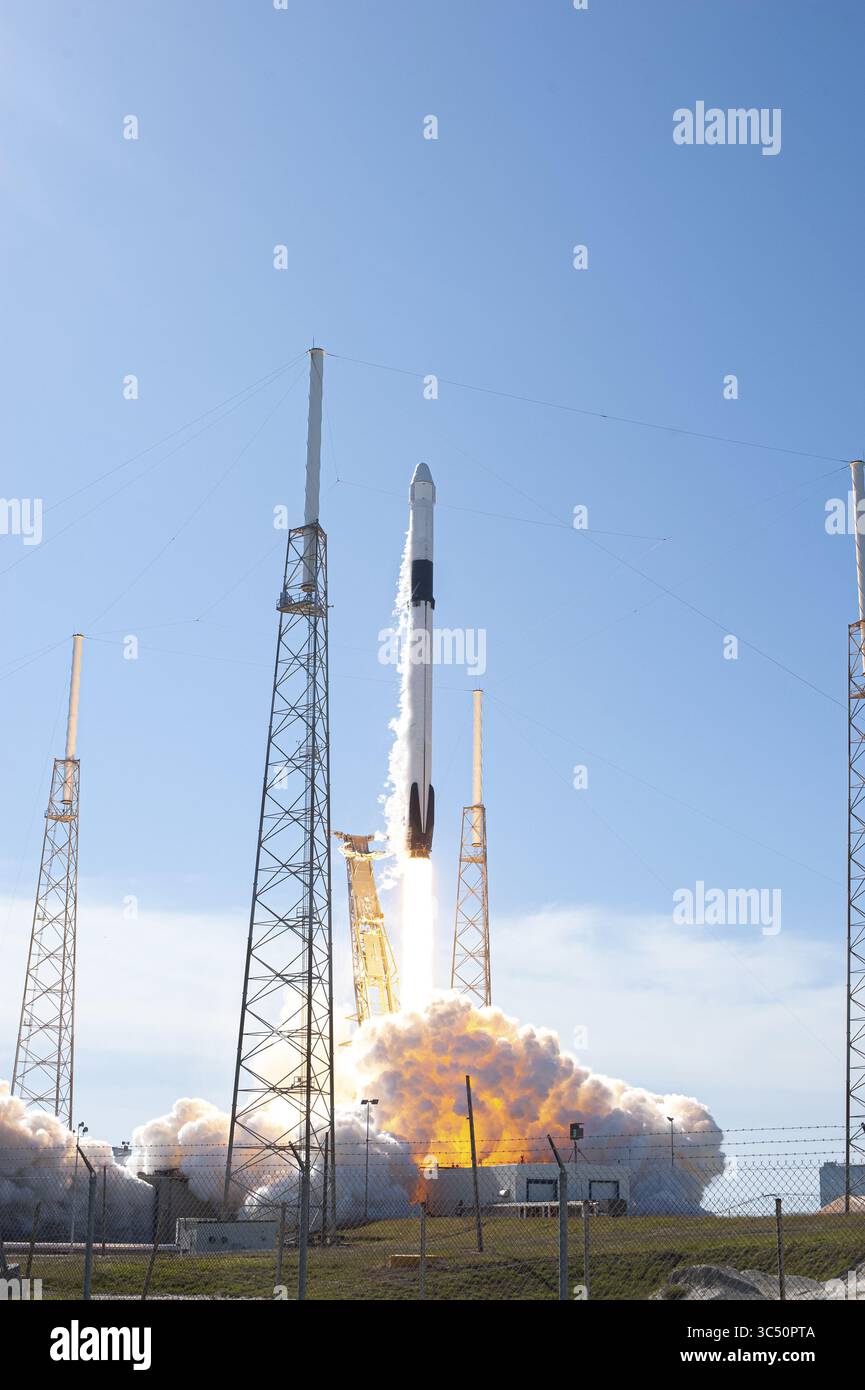 5 décembre 2019, Cape Canaveral, FL, États-Unis : Cape Canaveral, États-Unis. 05 décembre 2019. La fusée SpaceX Falcon 9 décolle avec la capsule de fret commercial Dragon lors de la mission CRS-19 vers la Station spatiale internationale depuis le complexe de lancement spatial 40 sur la Station aérienne de Cape Canaveral le 5 décembre 2019 à Cape Canaveral, en Floride. Le Dragon livrera environ 5 700 livres d'instruments scientifiques, de fournitures d'équipage et de matériel au laboratoire orbital et à son équipage. . Crédit : Kim Shiflett/NASA/Alamy Live News (crédit image : © Tony Gray/NASA/Planet Pix via ZUMA Wire) Banque D'Images