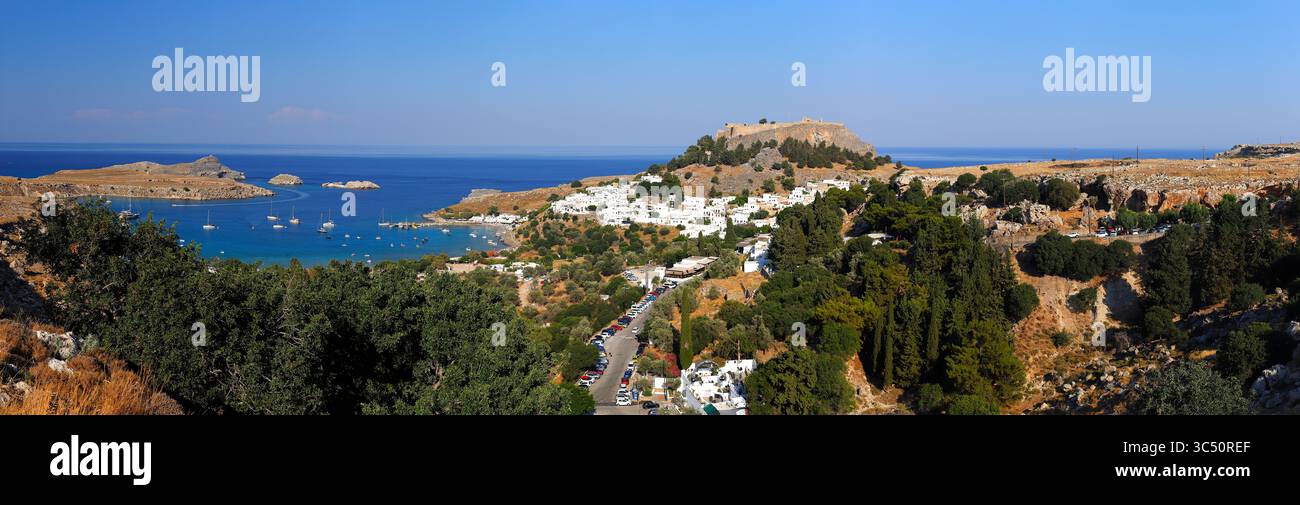 Une vue sur Lindos et l'Acropole sur l'île grecque de Rhodes. Banque D'Images