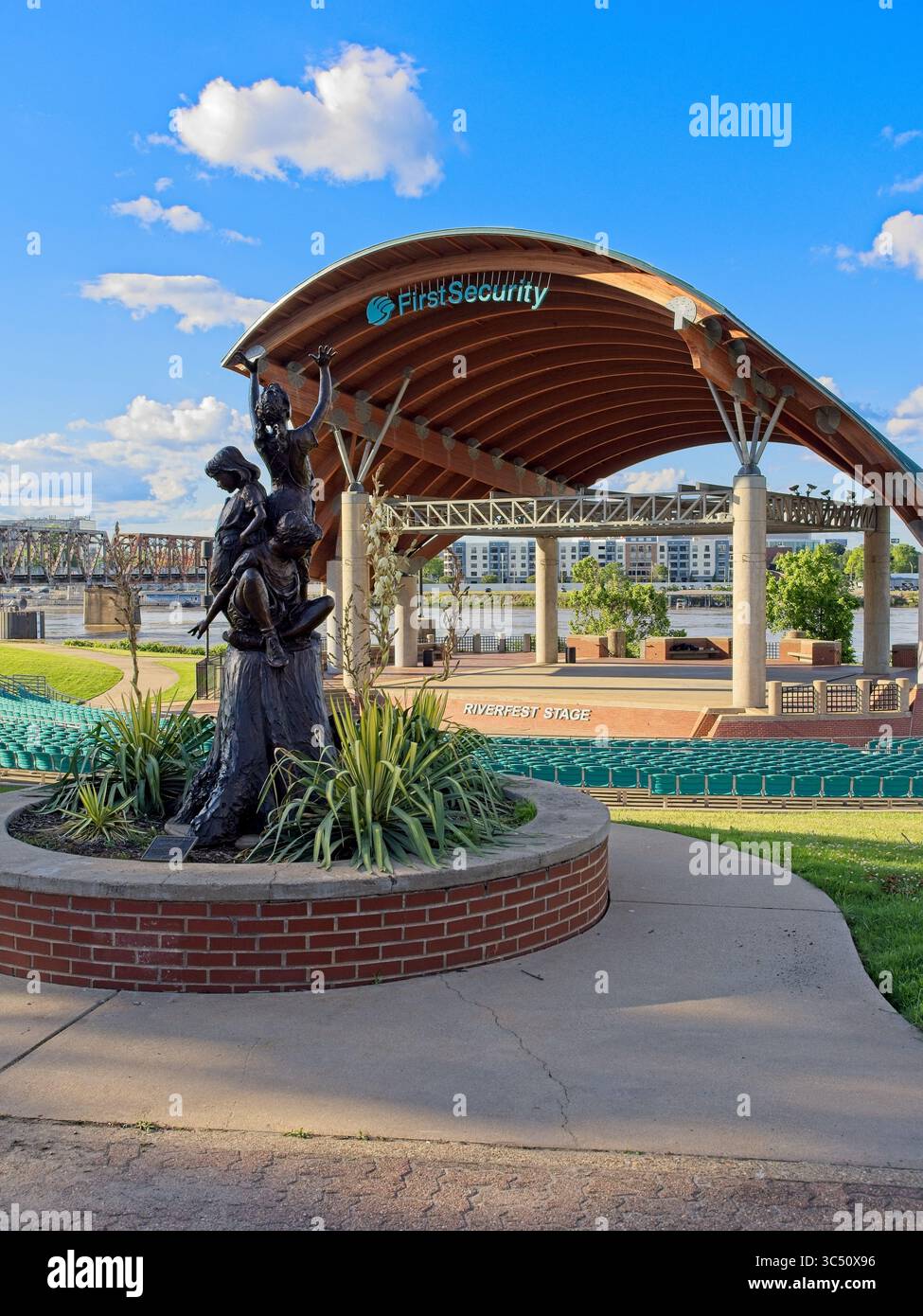 Amphithéâtre en plein air sur la rive de la rivière Arkansas dans le quartier de divertissement du centre-ville de Little Rock - Arkansas, États-Unis, mai 2025 Banque D'Images