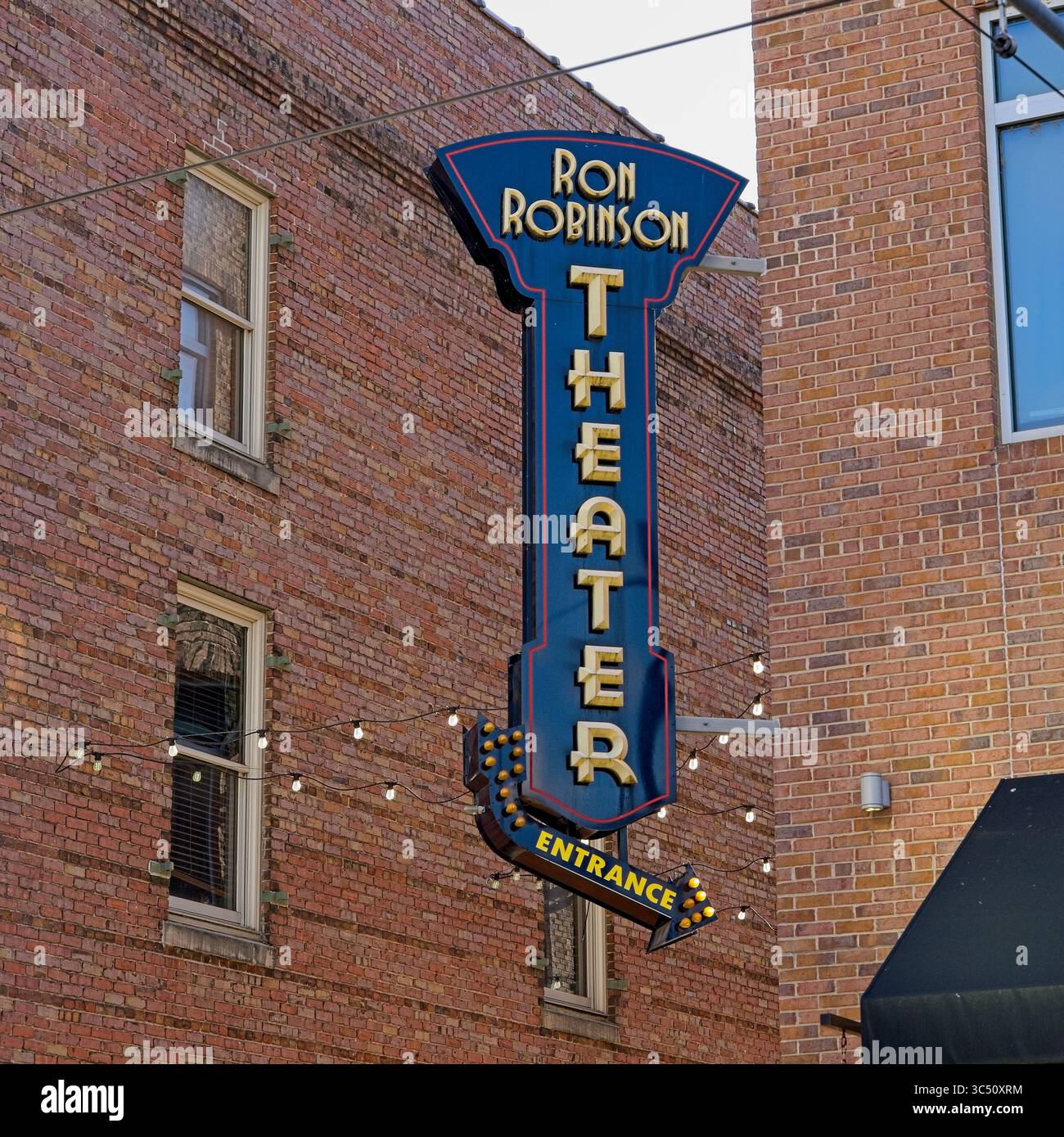 Panneau projetant pour le théâtre monté sur un bâtiment d'arcade en brique dans le quartier River Market du centre-ville de Little Rock Arkansas - mai 2025 Banque D'Images