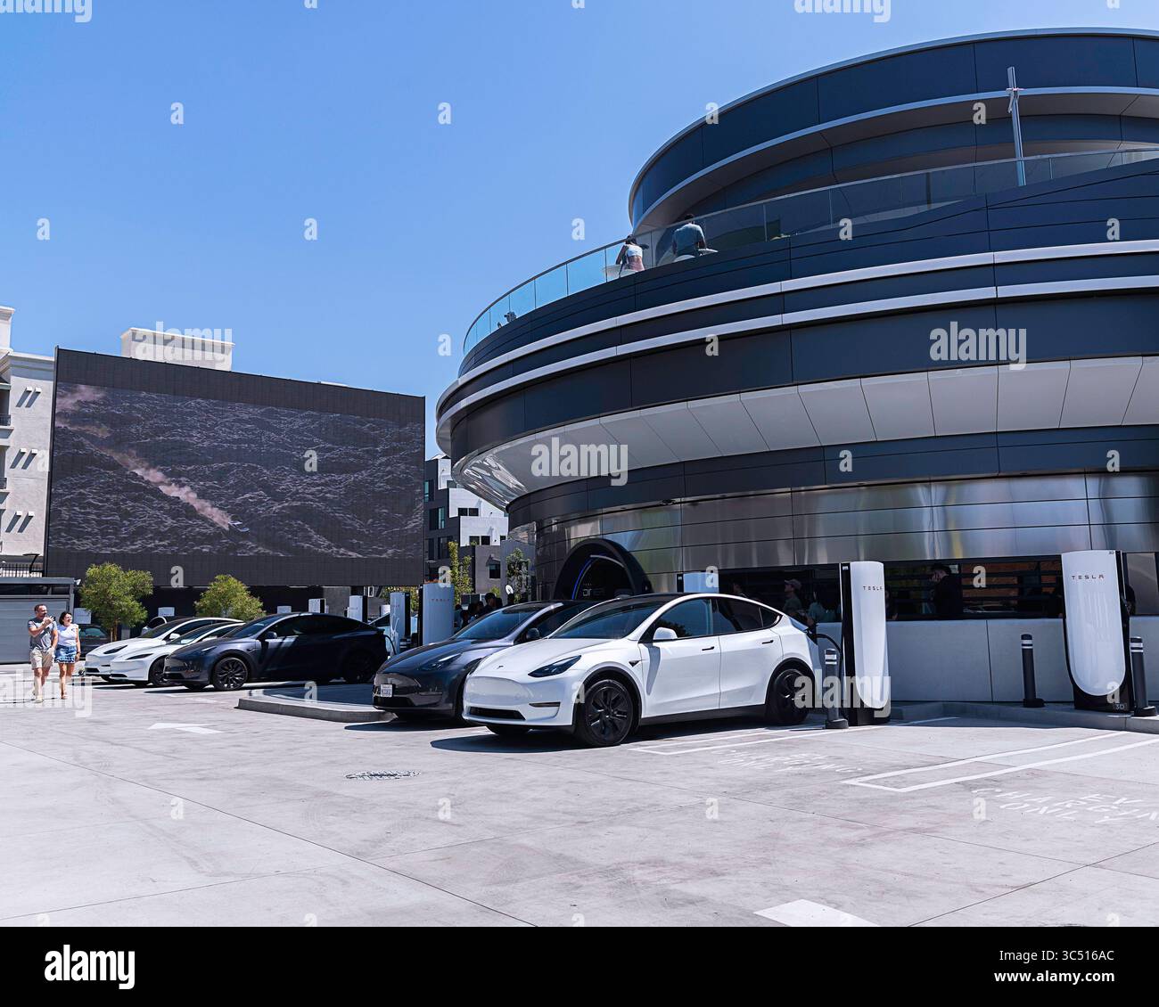 Los Angeles, CA, États-Unis – 29 juillet 2025 : extérieur du Tesla Diner sur le boulevard Santa Monica à Los Angeles, CA. Banque D'Images
