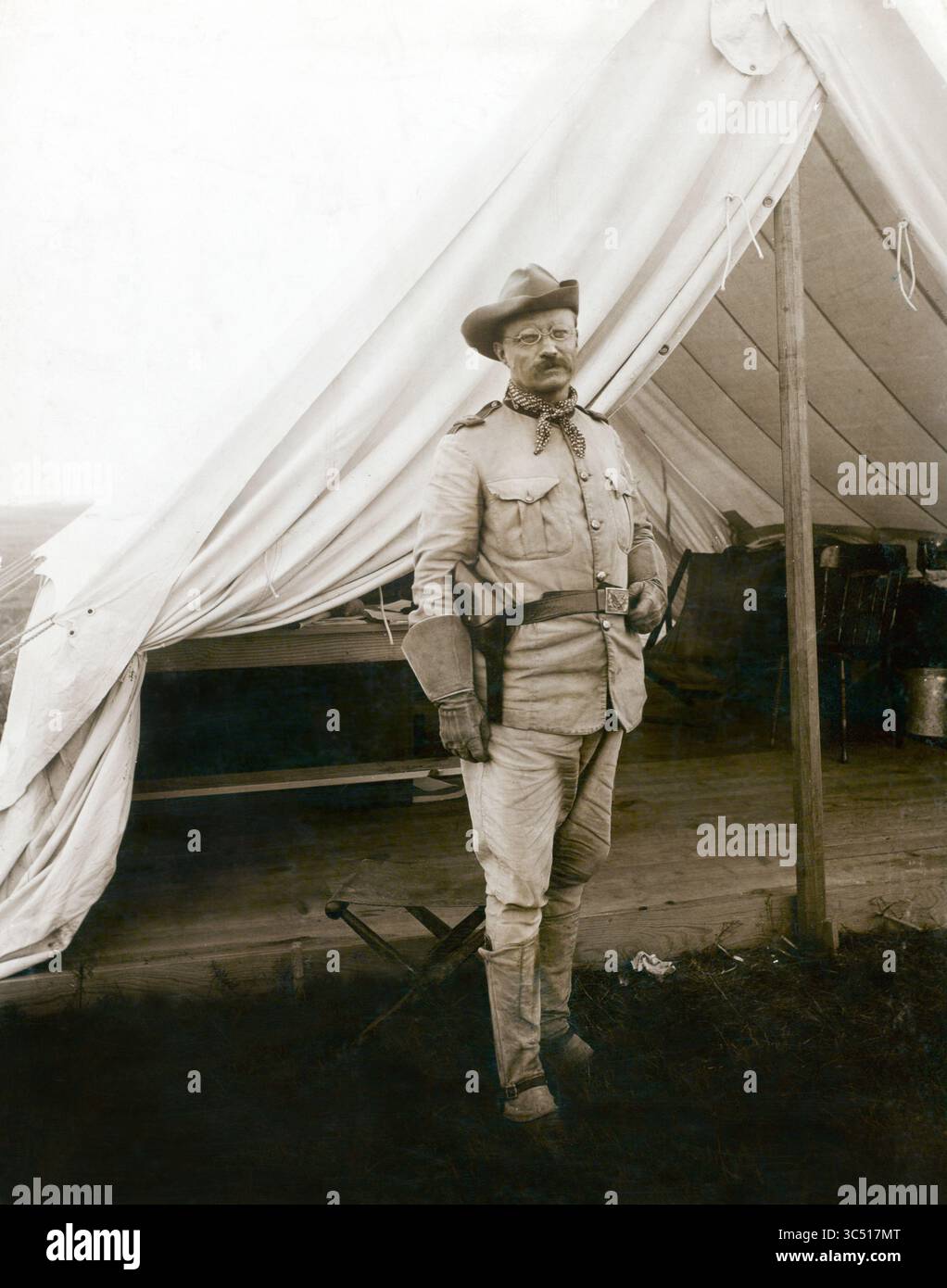13 juin 2019, Montauk, New York, États-Unis : Colonel Theodore Roosevelt, Portrait debout en uniforme militaire, Montauk, New York, États-Unis, photographie de Siegel-Cooper Co., septembre 1898 (image crédit : © JT Vintage/Glasshouse via ZUMA Wire) Banque D'Images