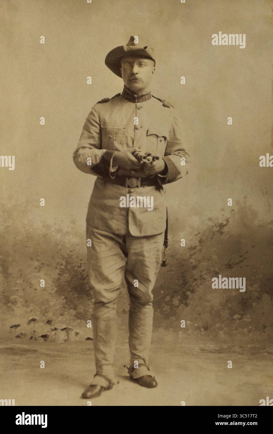 25 juin 2019, Montauk, New York, États-Unis : Colonel Theodore Roosevelt, Portrait debout en uniforme militaire, Montauk, New York, États-Unis, photographie de Benjamin J. Falk, octobre 1898 (image crédit : © JT Vintage/Glasshouse via ZUMA Wire) Banque D'Images