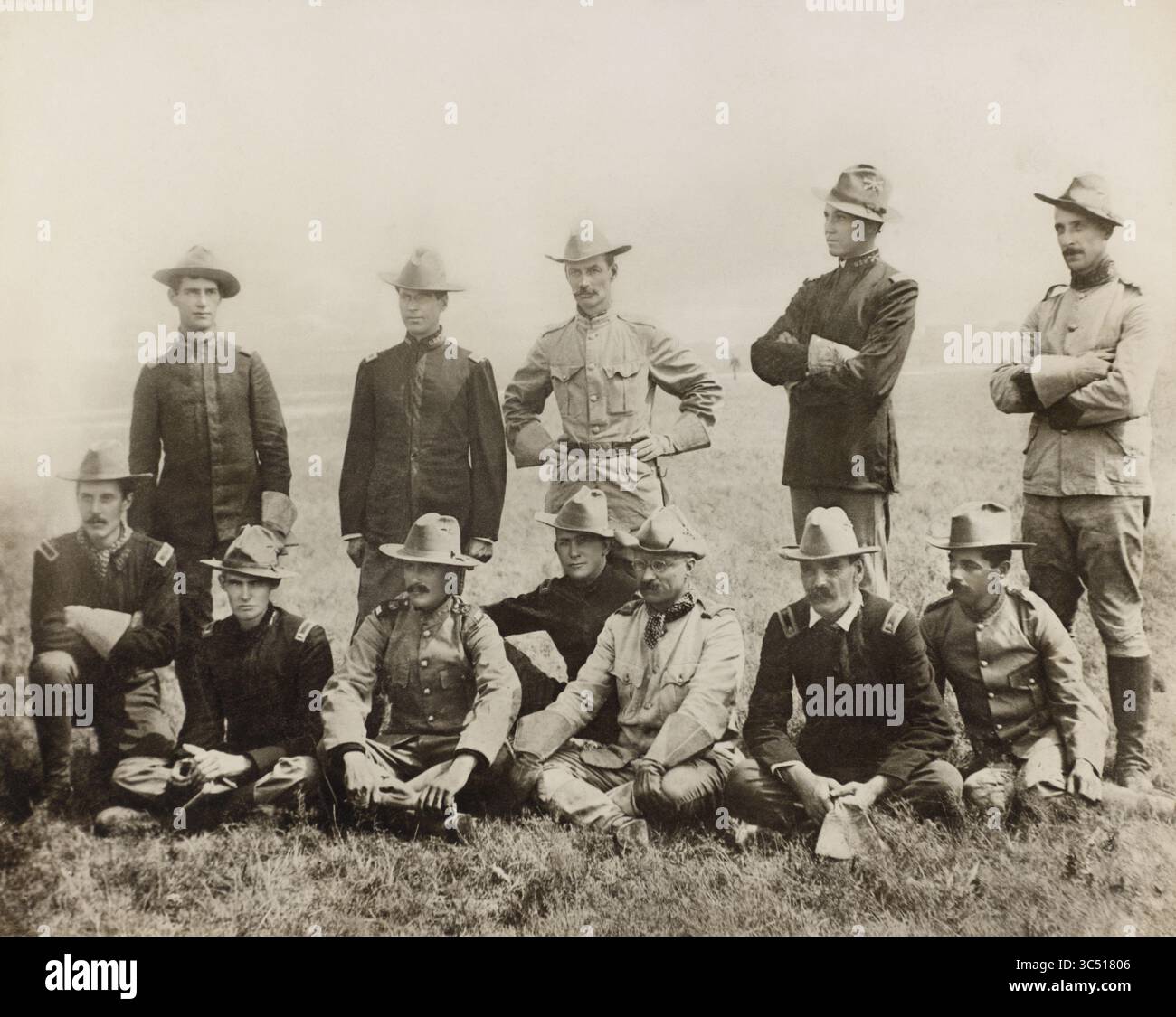 26 juin 2019, Montauk, New York, États-Unis : Colonel Theodore Roosevelt (assis au centre), Portrait de groupe avec d'autres officiers de l'armée de Rough Rider, Montauk, New York, États-Unis, photographie d'Allen Davison, 1898 (image crédit : © JT Vintage/Glasshouse via ZUMA Wire) Banque D'Images