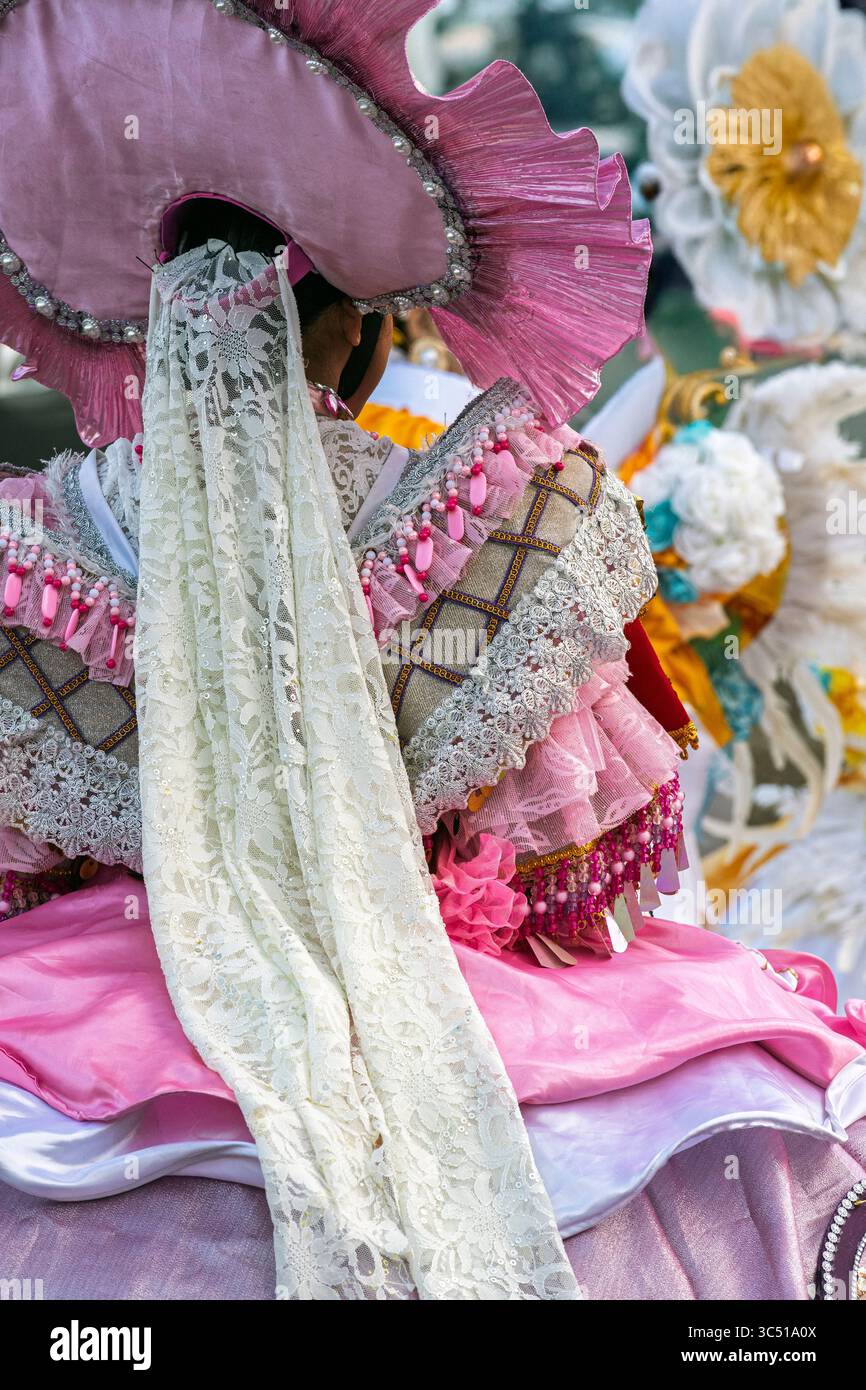 Robes traditionnelles colorées avec des motifs complexes et des décorations florales au Calgary Stampede Parade. L'entrée Fiesta Filipino. Banque D'Images