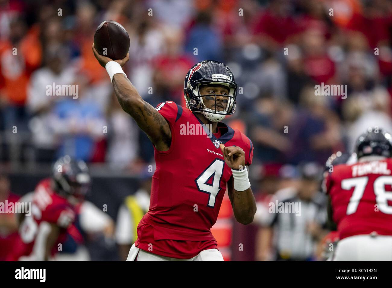 8 décembre 2019, Houston, Texas, États-Unis : 08 décembre, 2019 : Deshaun Watson, quarterback des Texans de Houston (4), se montre long pendant le match contre les Broncos de Denver au NRG Stadium de Houston, Texas. Maria Lysaker / ZUMA Press. (Crédit image : © Maria Lysaker/ZUMA Wire) Banque D'Images