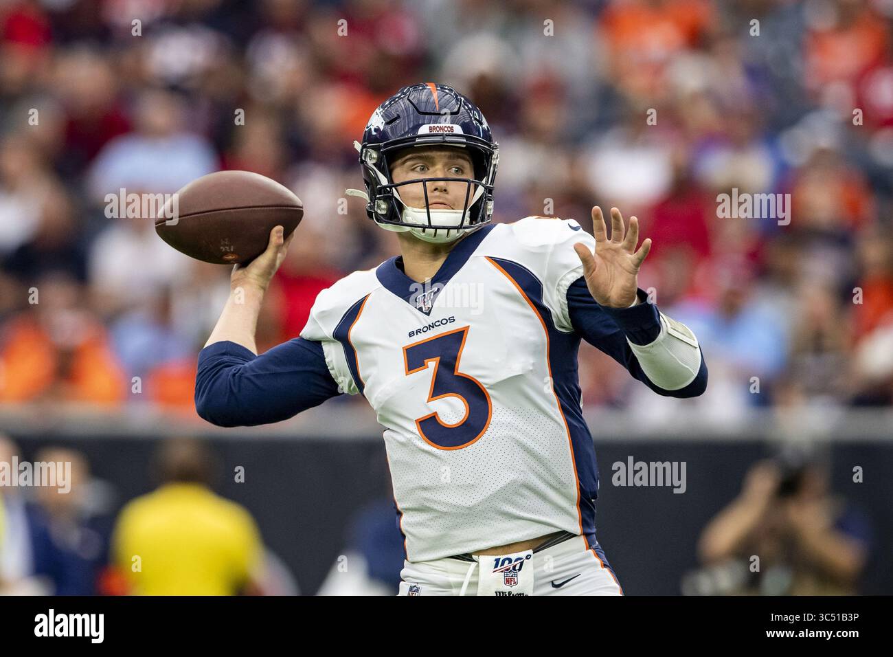 8 décembre 2019, Houston, Texas, États-Unis : 08 décembre, 2019 : le quarterback Drew Lock des Broncos de Denver (3) est très long pendant le match contre les Texans de Houston au NRG Stadium de Houston, Texas. Maria Lysaker / ZUMA Press. (Crédit image : © Maria Lysaker/ZUMA Wire) Banque D'Images