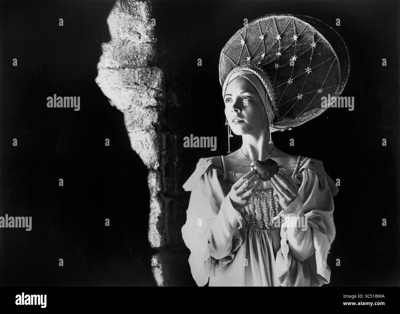 5 juin 2019, États-Unis : Deborah Fallender, sur le plateau du British Fantasy film, ''Jabberwocky'', Python films, Umbrella films, Columbia-Warner Distributors, 1977 (crédit image : © JT Vintage/Glasshouse via ZUMA Wire) Banque D'Images